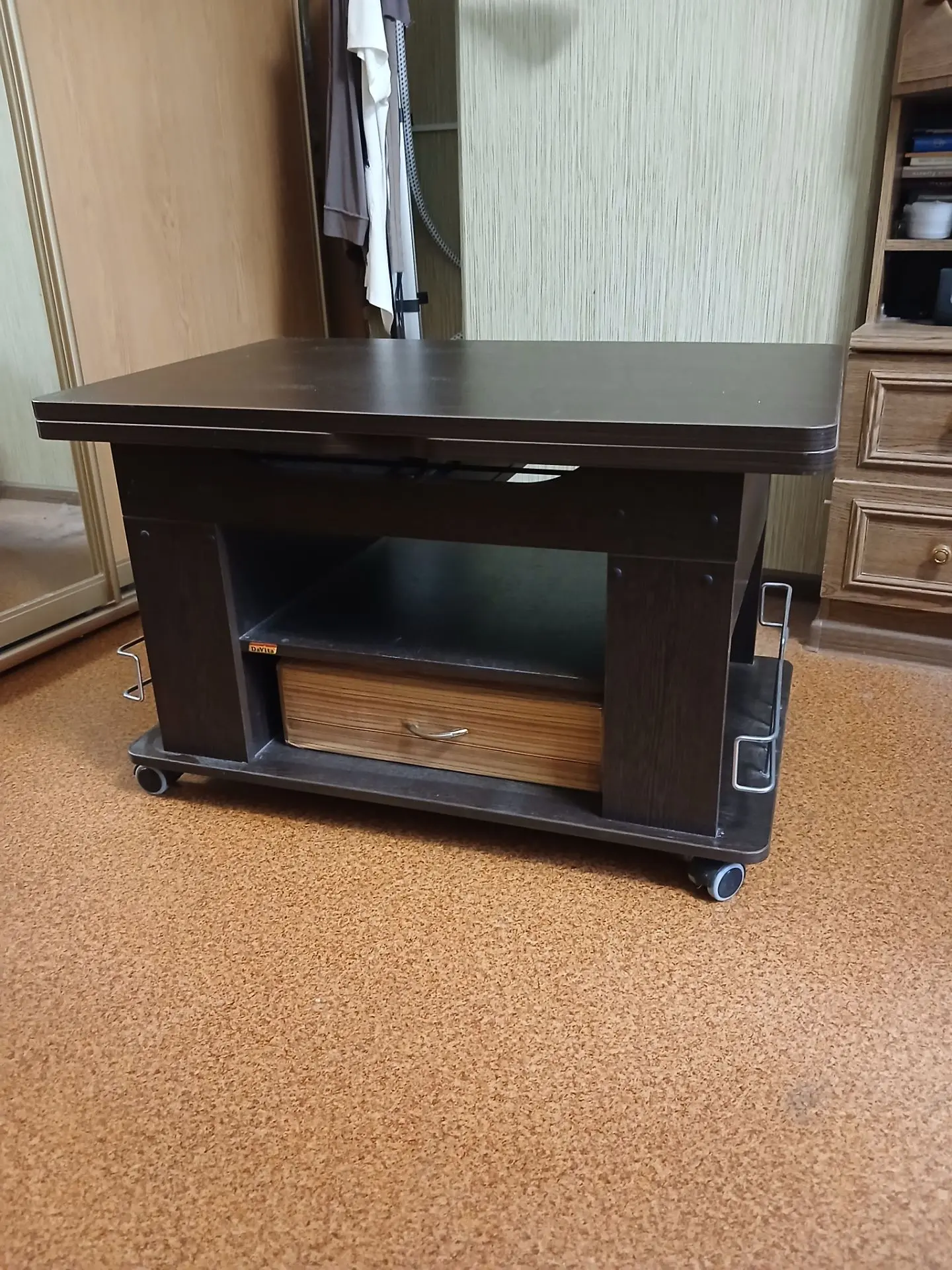 Стол трансформер,в сложенном сотоянии высота 56см длина 90см ширина 60см , в разложенно...