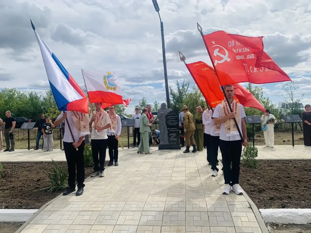 Сегодня для нашей школы знаковое событие! Состоялось открытие АЛЛЕИ ПАМЯТИ выпускникам ...