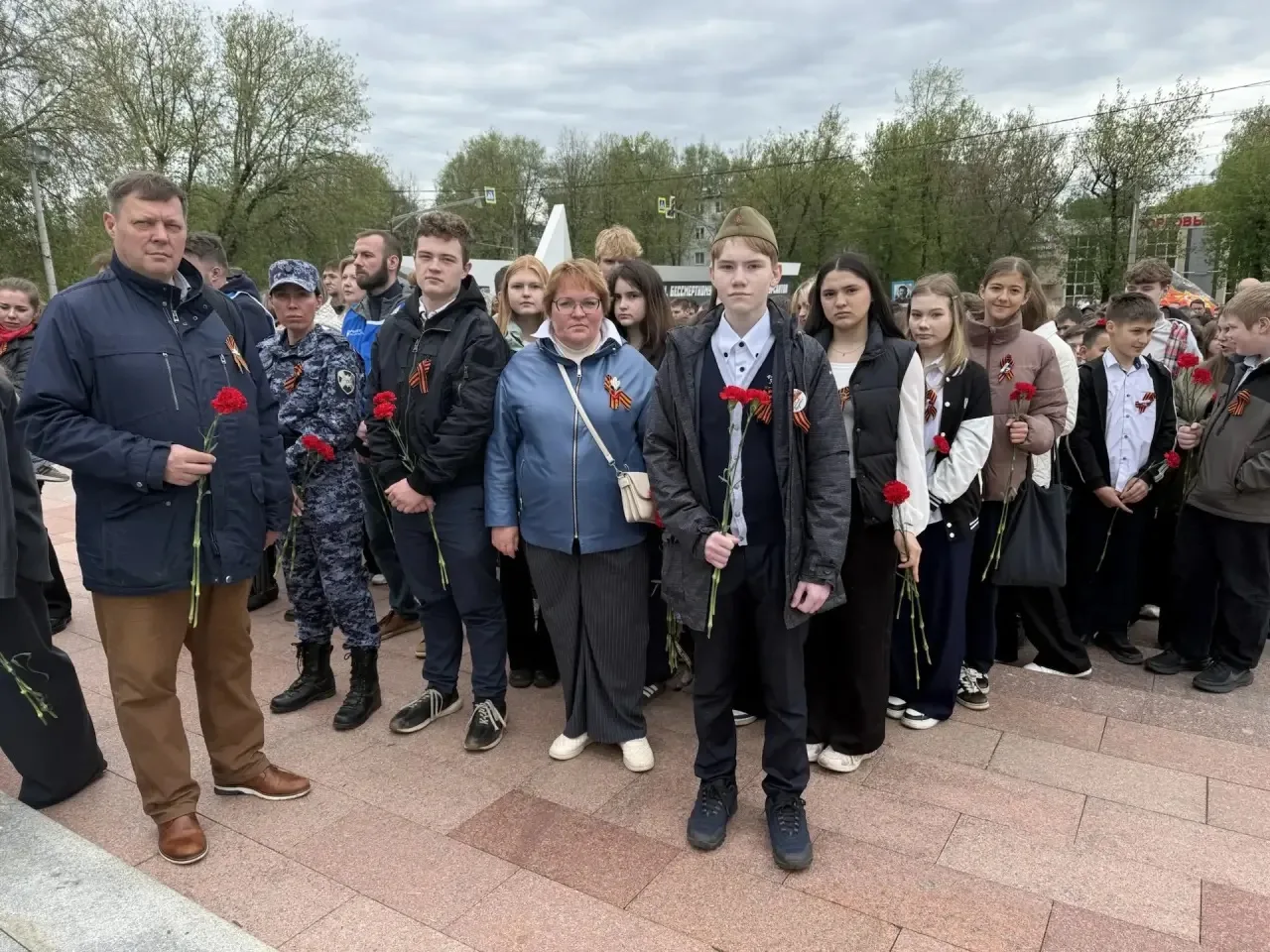 9 мая делегация обучающихся и педагогов приняли участие в городском мероприятии и возложили цветы к 