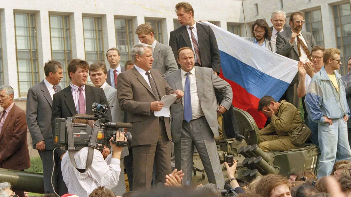 Мы ищем танкиста с легендарной фотографии Ельцина у Белого дома. Он, пожалуй, единствен...