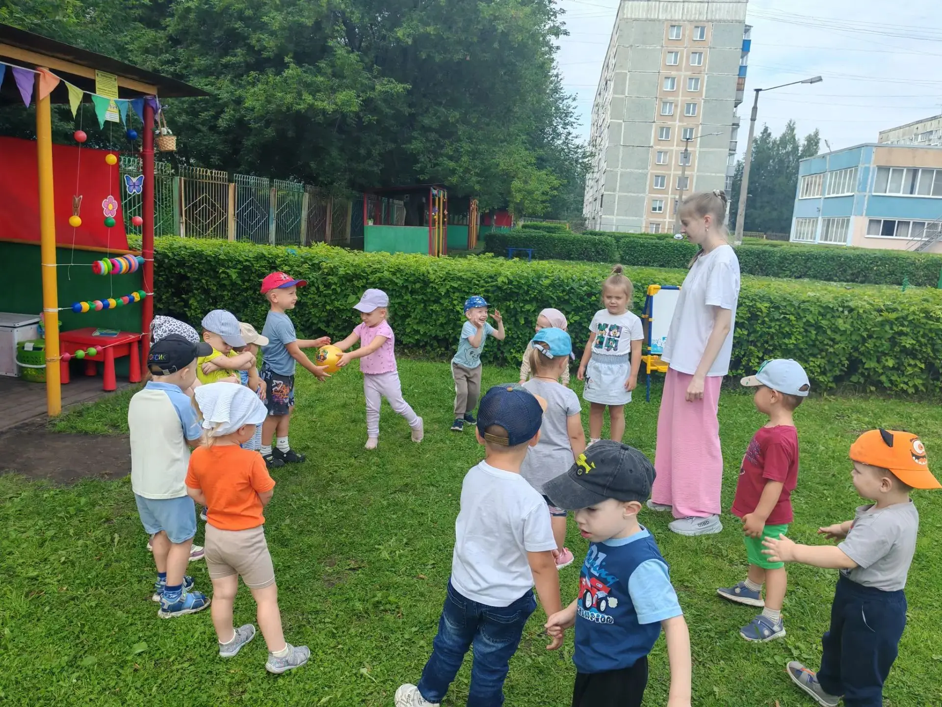Доброе утро начинается с улыбки, движения и свежего воздуха! Дружба и летняя зарядка на улице в детс