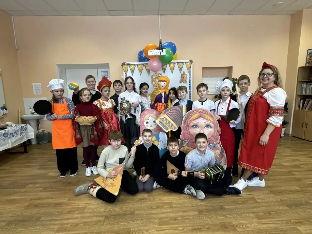 🥞 Масленица в Ромодановских двориках   🙃 19 февраля в  4 «В» классе состоялся настоящий масленичный 