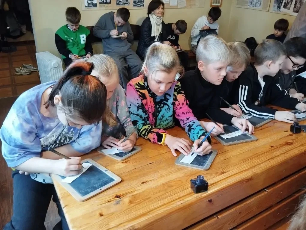 Весенние каникулы🌸  Учащиеся 2«Б» и 4«Е» классов отправились в увлекательное путешествие в немецкую 