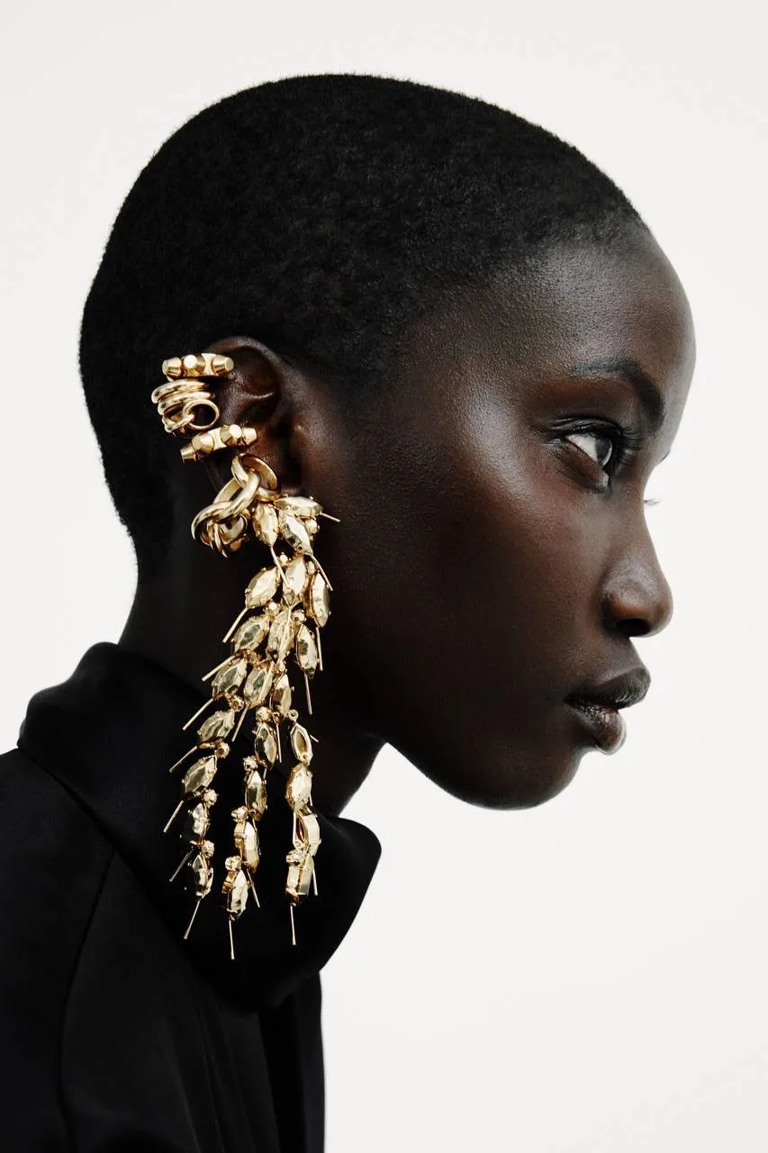 Чему нас учит Balenciaga? Тому, что украшений надо много. Скорее даже очень много.

А еще, что верхн