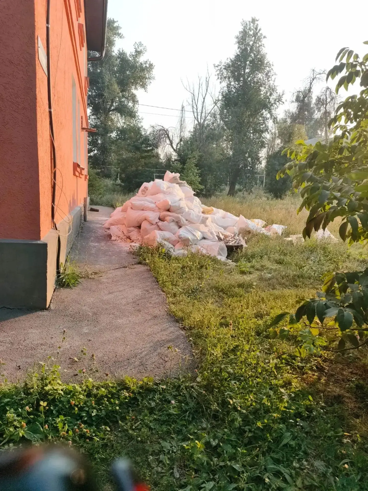 Уважаемые соседи будьте добры вывезти эту кучу мусора. Так как там могут завестись крыс...
