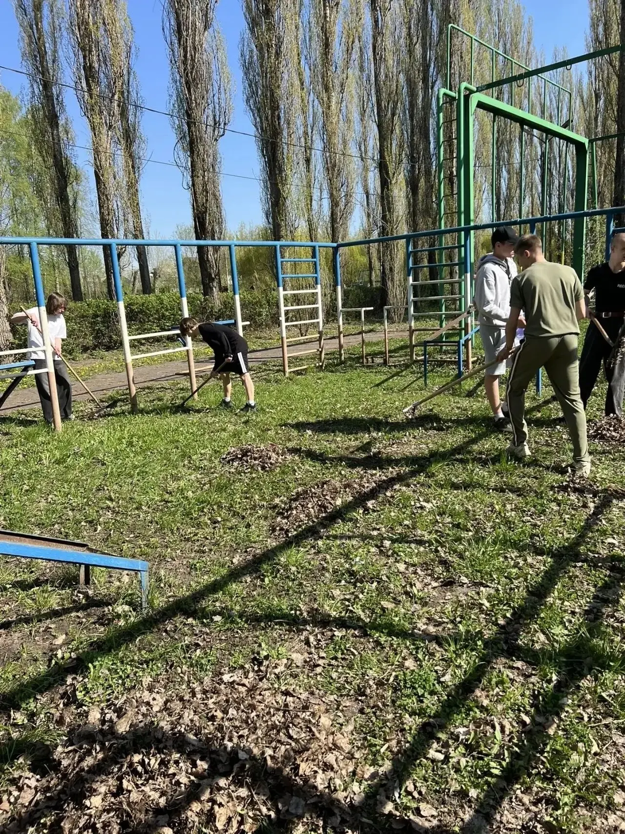 Уборка территории школы - это не просто наведение порядка. Это возможность внести свой вклад в красо