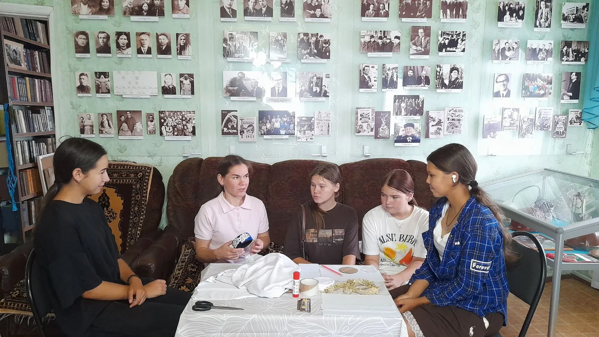 Шәүкәт Галиев музеенда татар хатын-кызларының баш киеме түбәтәй, калфак ясау буенча мас...