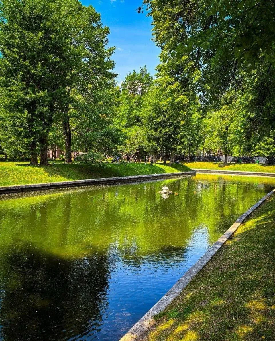 #гуляемпоМоскве  🌳 На прогулку в Парк Трубецких!  🥰 Парк Трубецких в Хамовниках — это идеальное мест