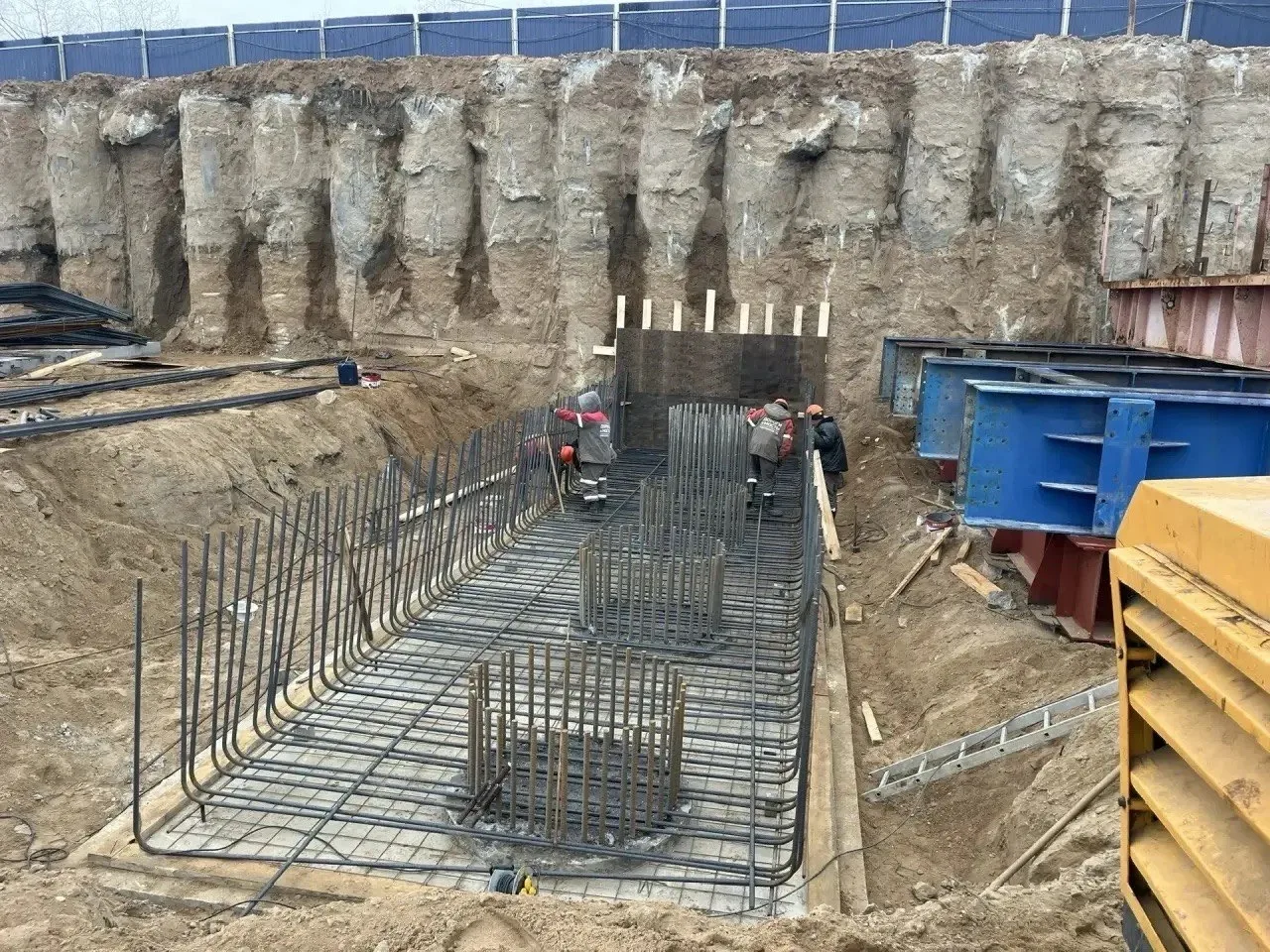 👷‍♂️ В Дмитрове на новом Рогачёвском мосту начали монтировать пролёт  На земле продолжается укрупнит