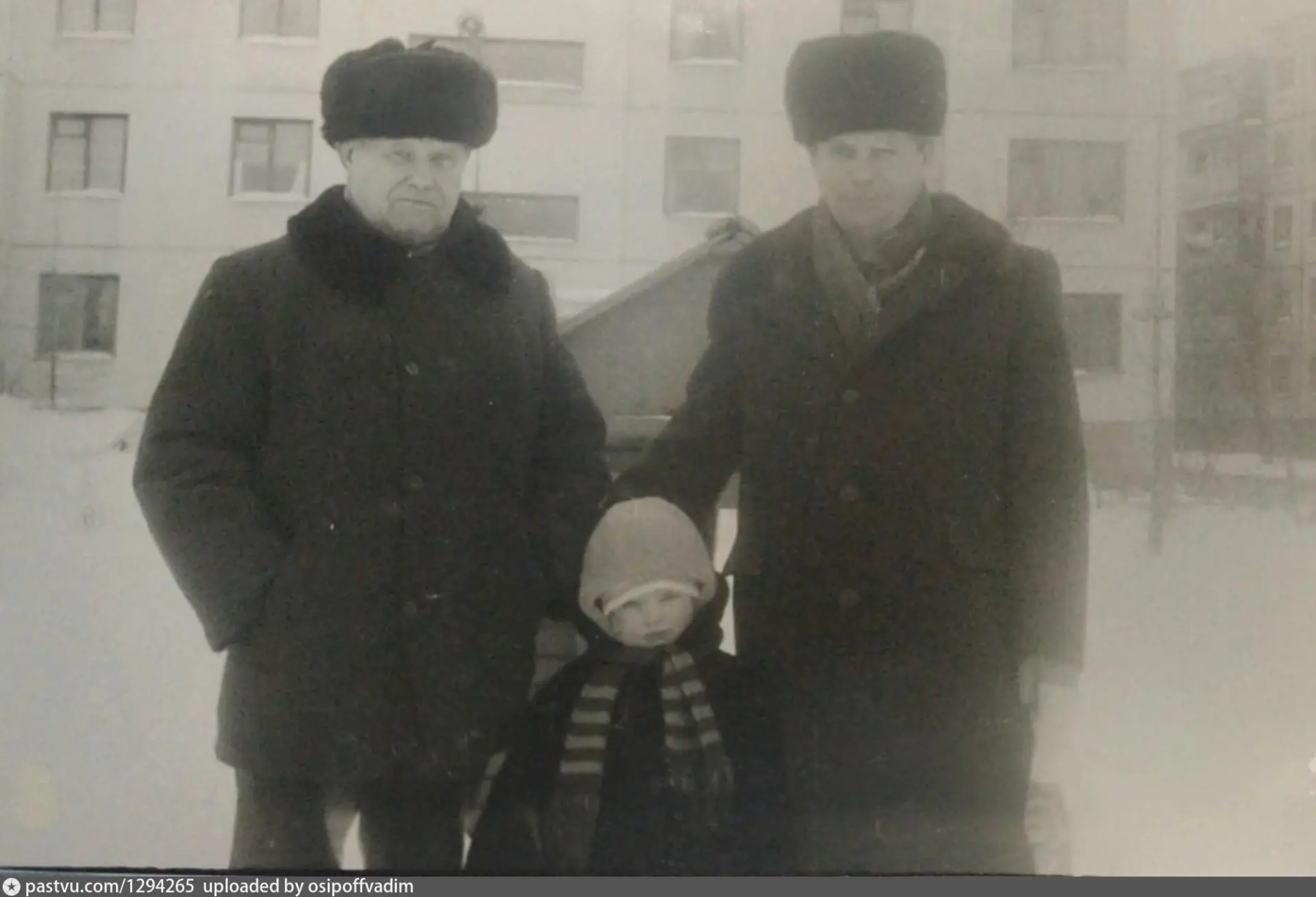 Описание: Слева направо: Осипов Сергей Федорович, Антонова Алёна, Осипов Евгений Сергеевич
1990—1991