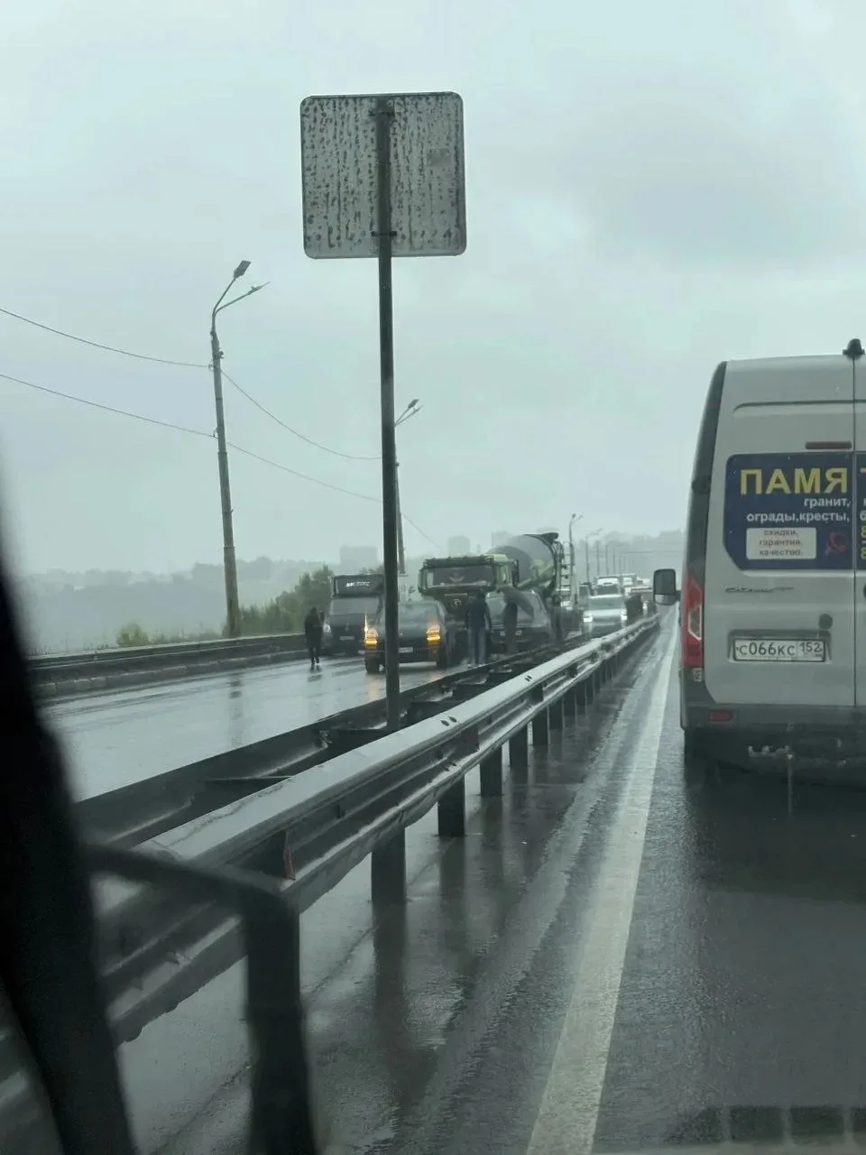 ДТП произошедшее днём на Мызинском мосту с участием бетономешалки и нескольких легковых...