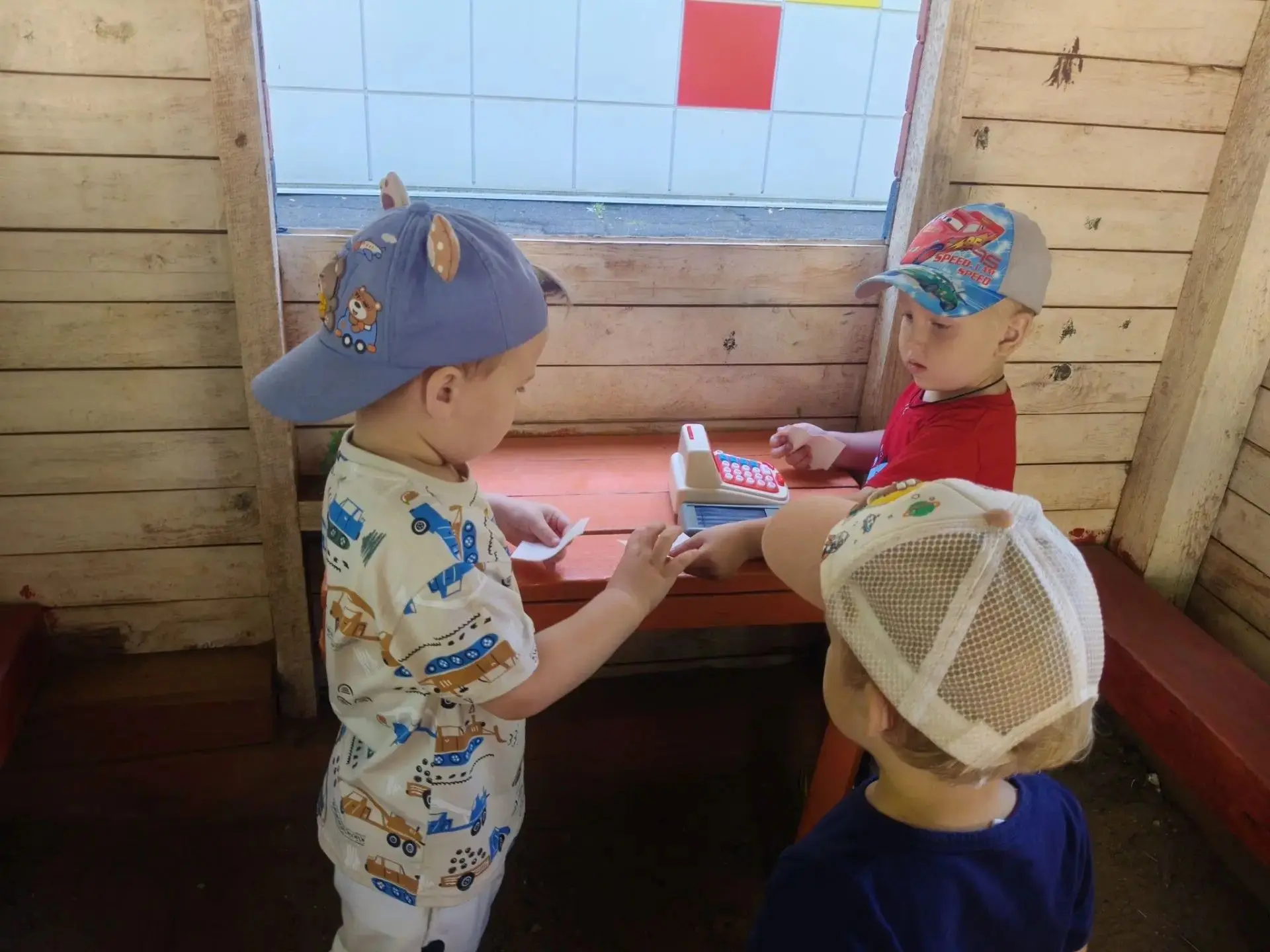 Уважаемые родители! С наступлением летнего сезона и необходимостью проветривать квартир...
