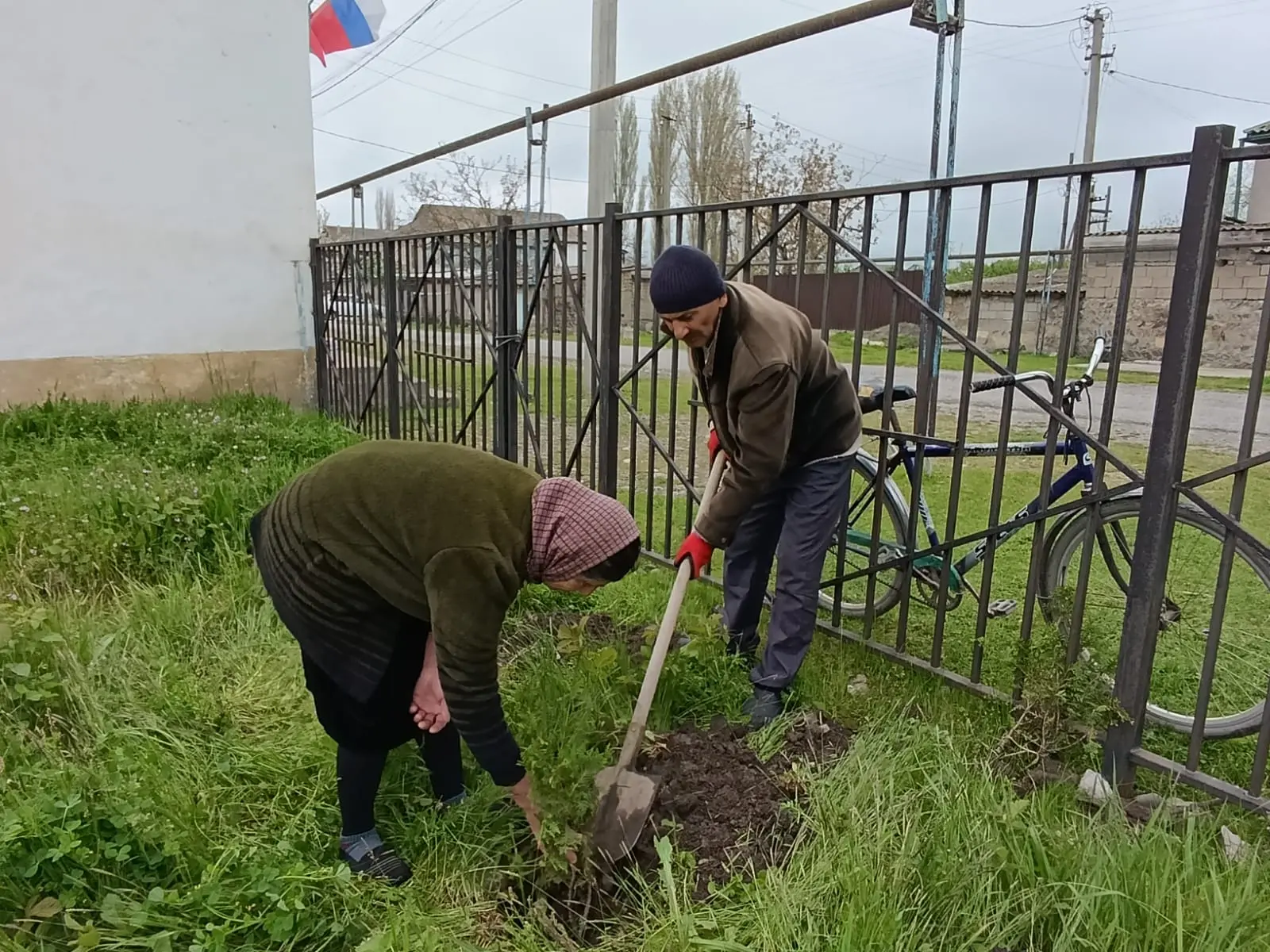 Состоялся общерайонный субботник.Все работники в филиалах Межпоселенческого центра куль...