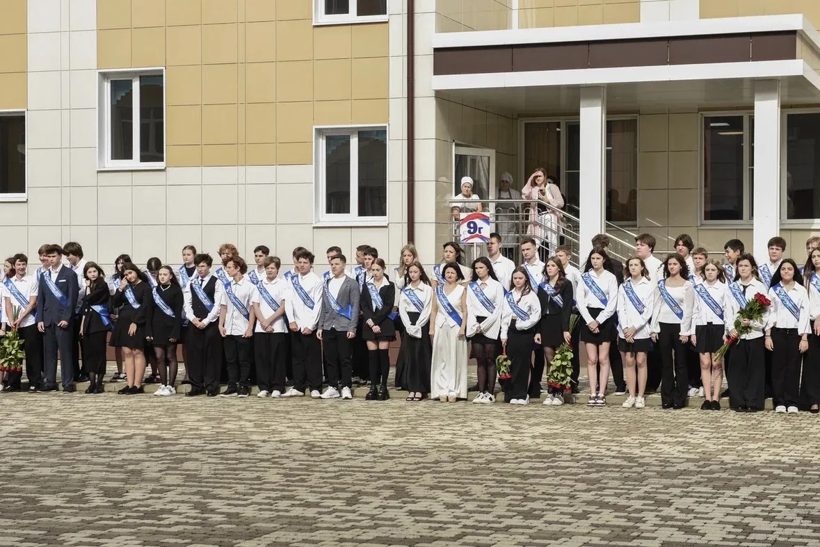 Звенит последний звонок... 🎓  Вот и пролетели эти 11 и 9 лет… Кажется, только вчера вы робко зашли в