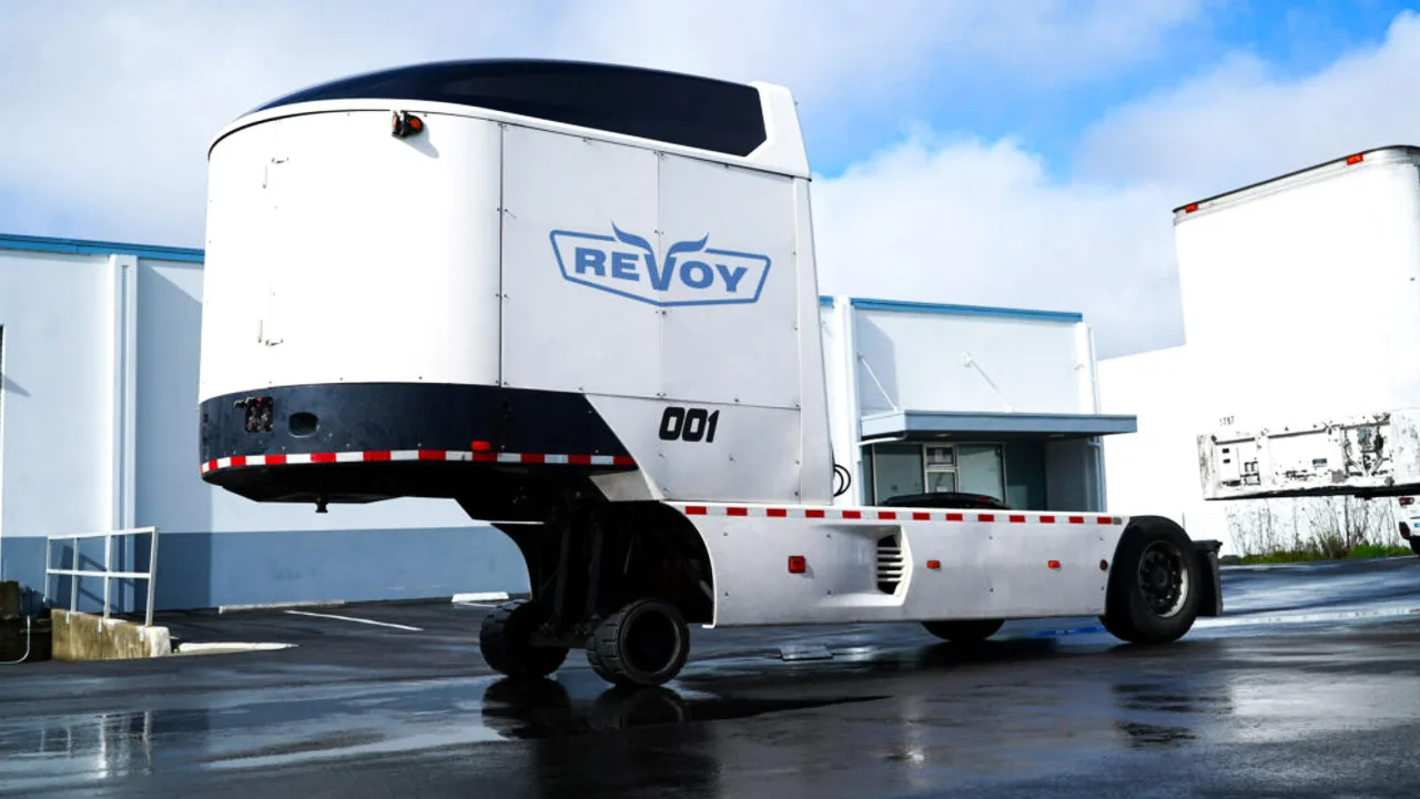 Revoy превратил дизельный тягач в гибрид с прицепной электроплатформой

Revoy придумал прицепной эле