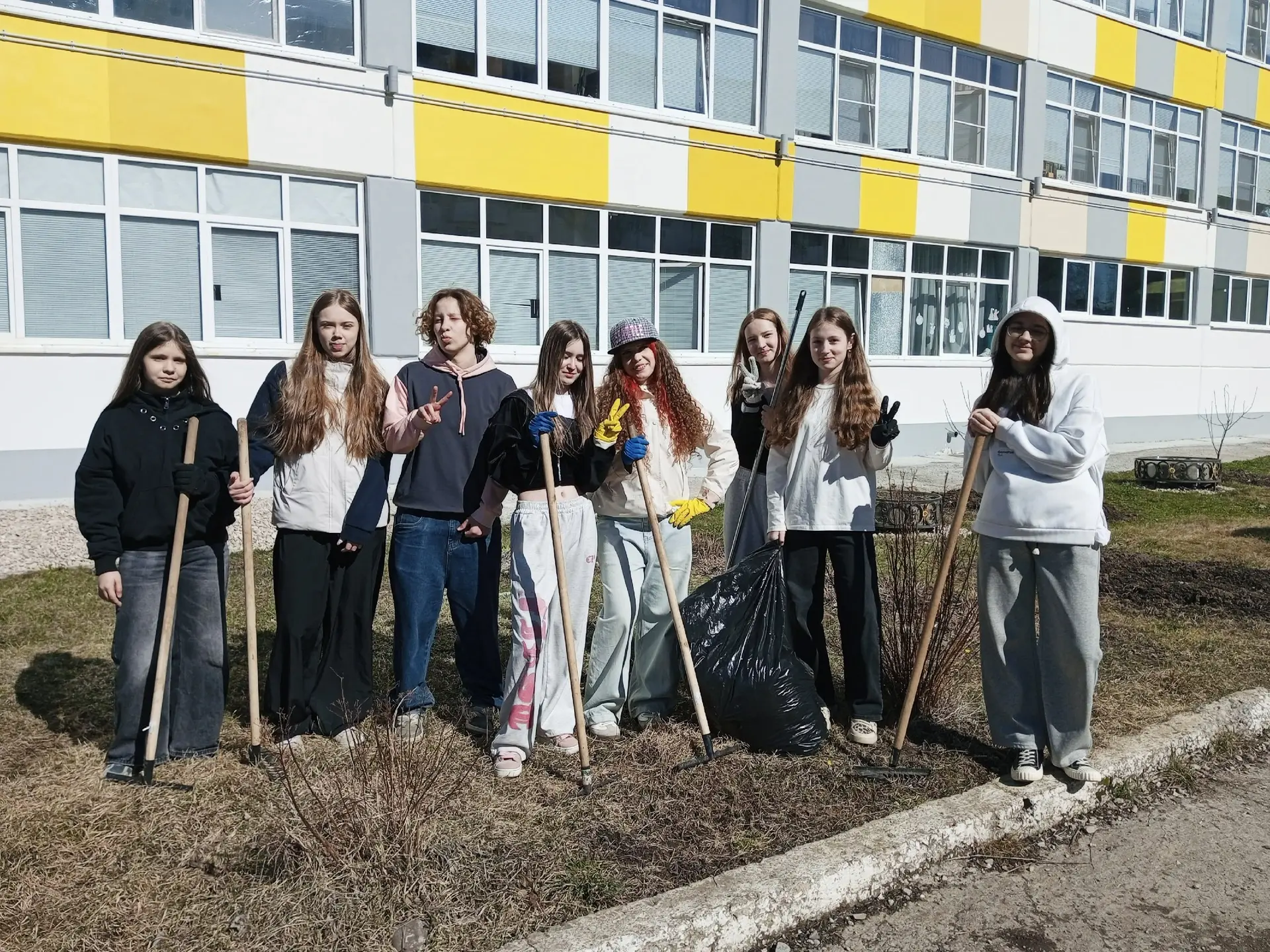 🌳 Субботники в школе: вместе делаем территорию чище!  В нашей школе снова кипит работа — проходят тр