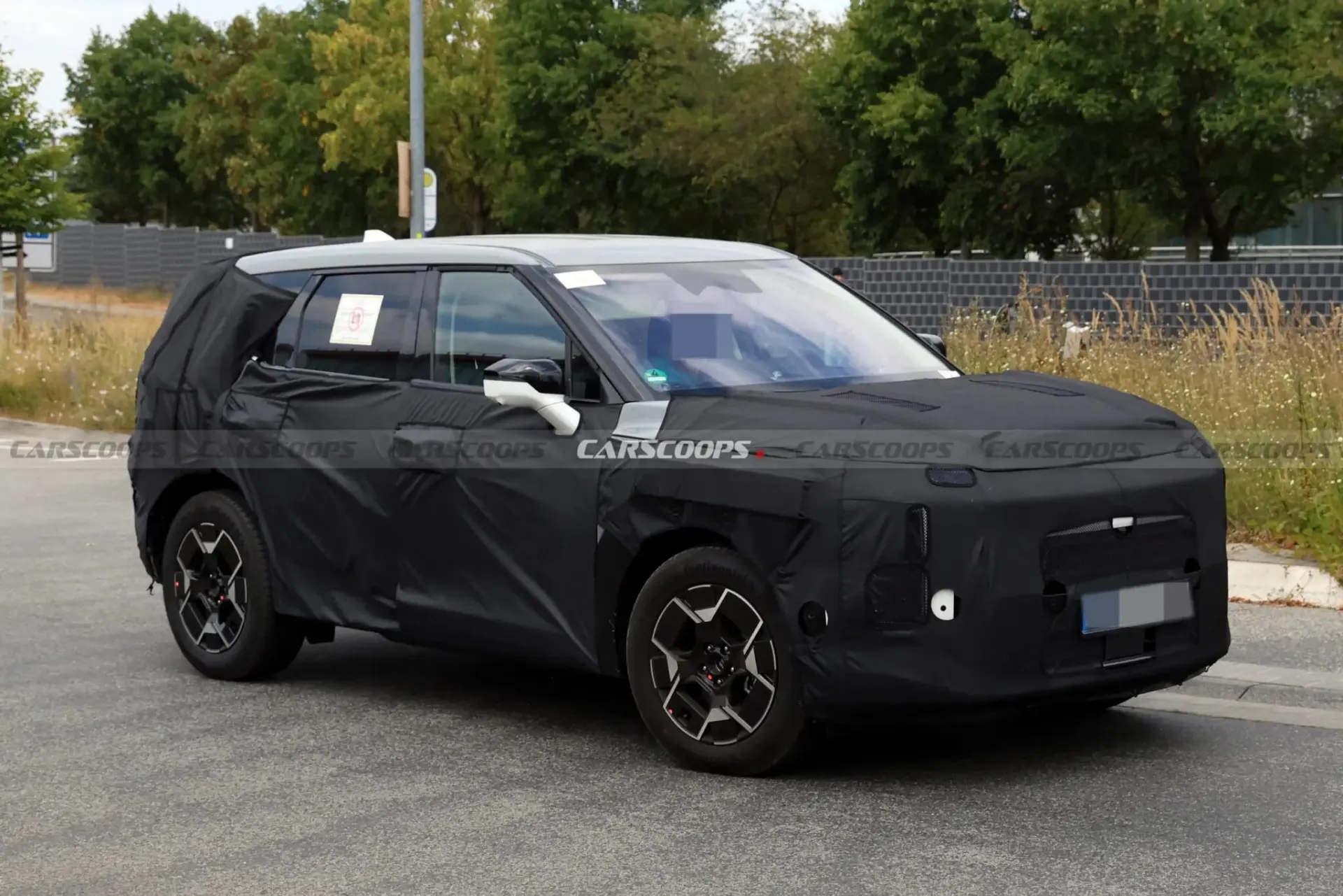 Новый Sportage впервые заметили на тестах
 
Кроссовер получит более угловатый и брутальный дизайн, а