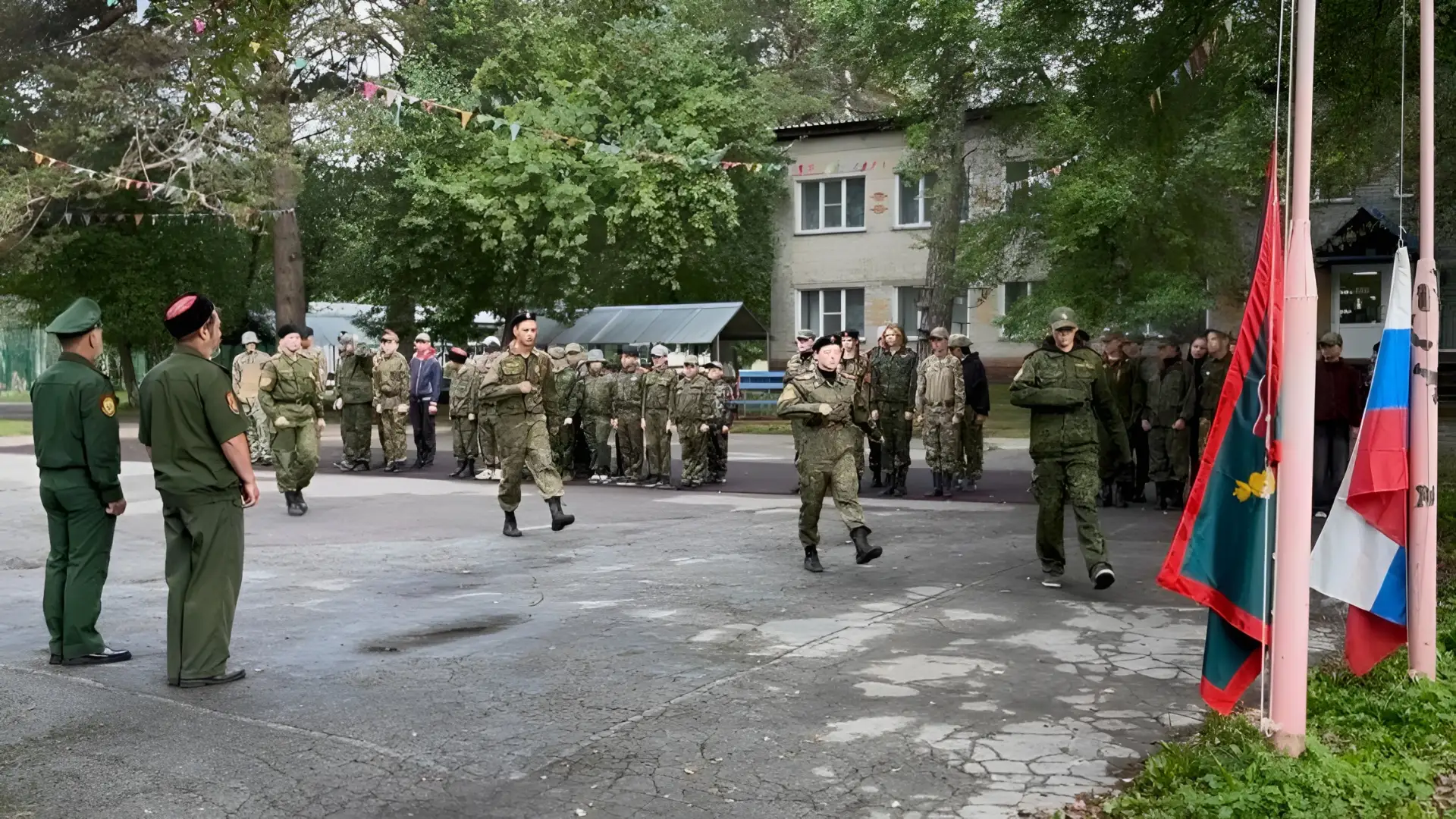В День государственного флага Российской Федерации руководитель отдела казачьей культур...