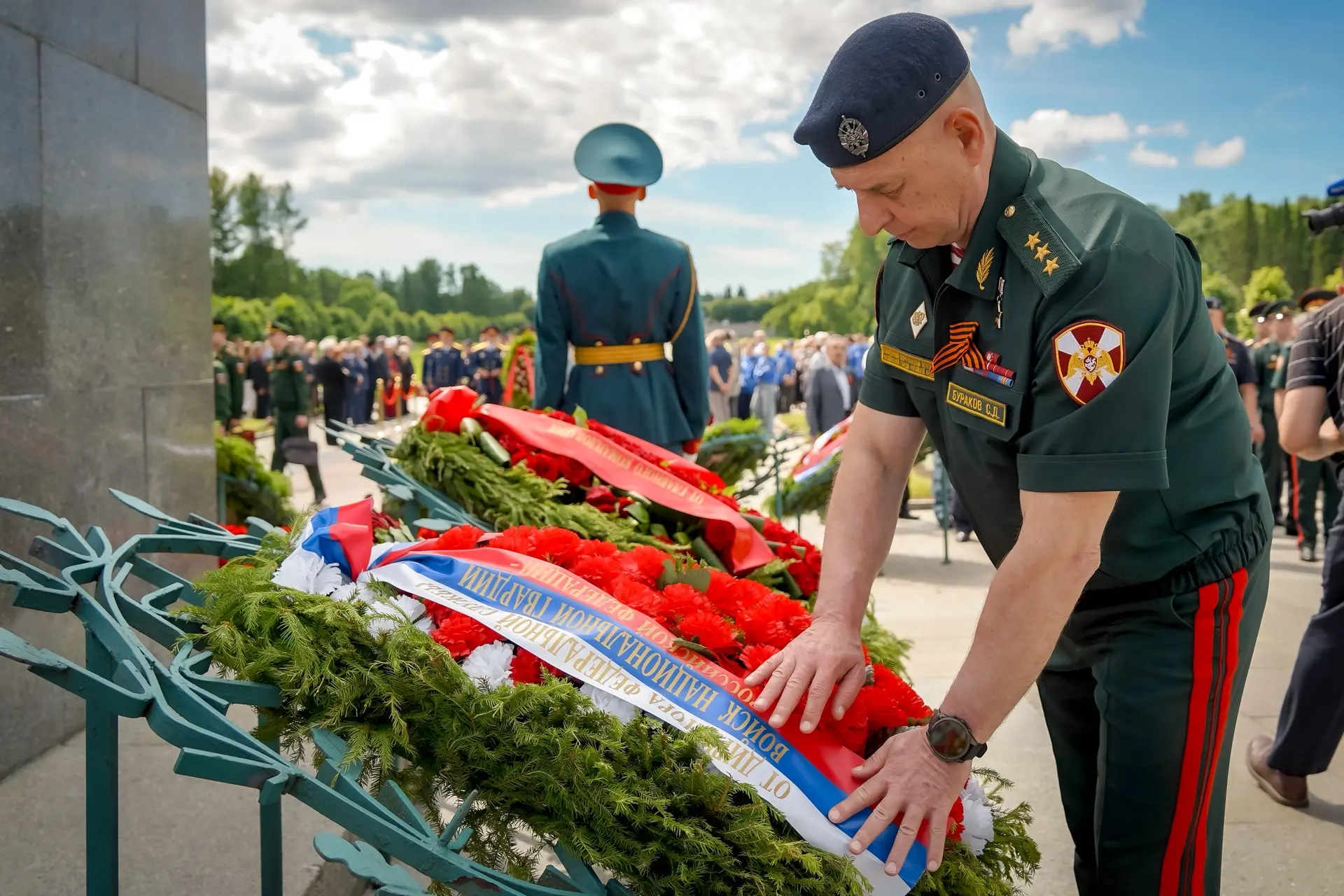 Командующий Северо-Западным округом Росгвардии почтил память погибших в годы Великой Отечественной в