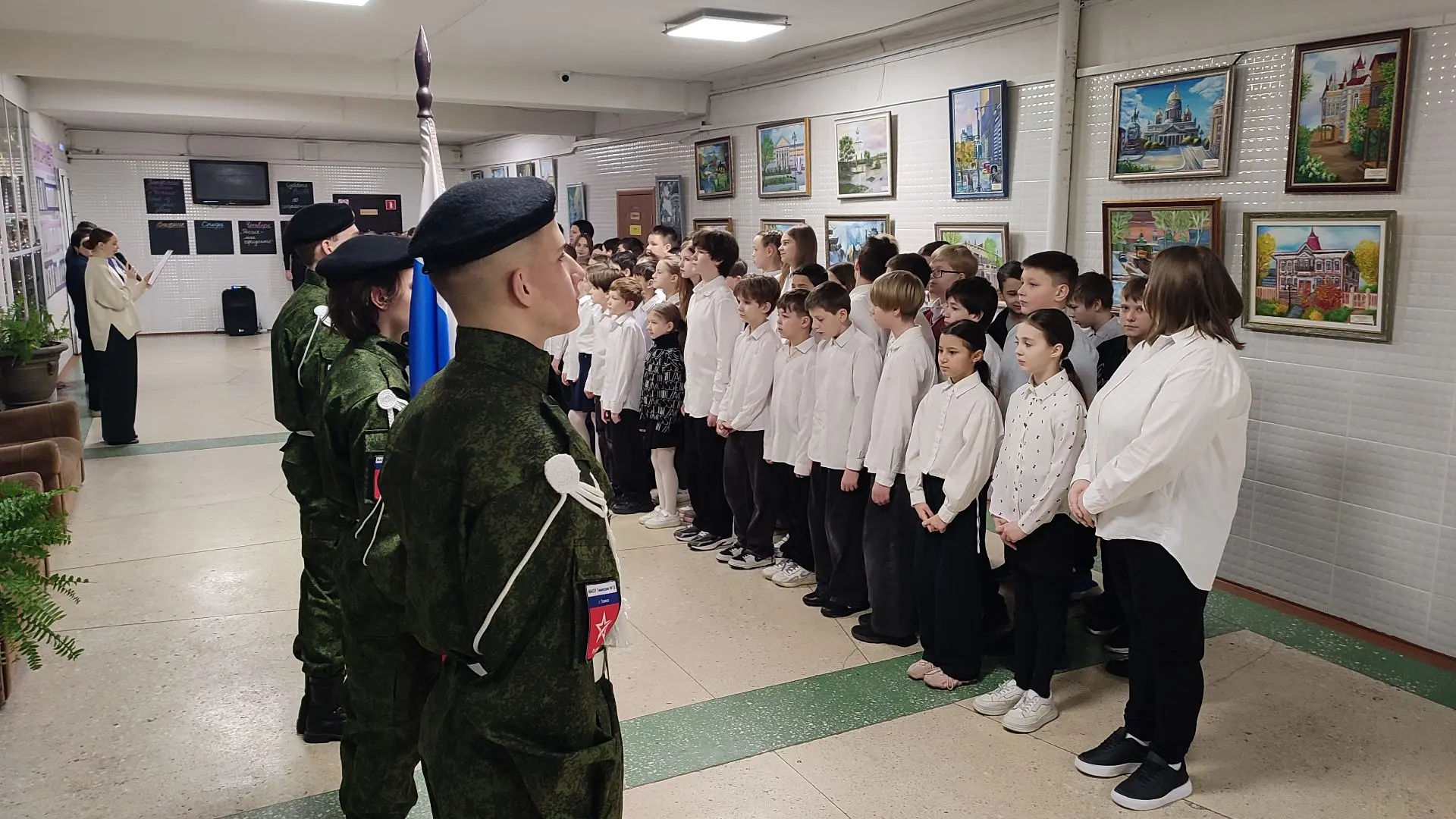 🇷🇺 В гимназии утро понедельника — это всегда особая атмосфера. Неделя по традиции началась с торжест