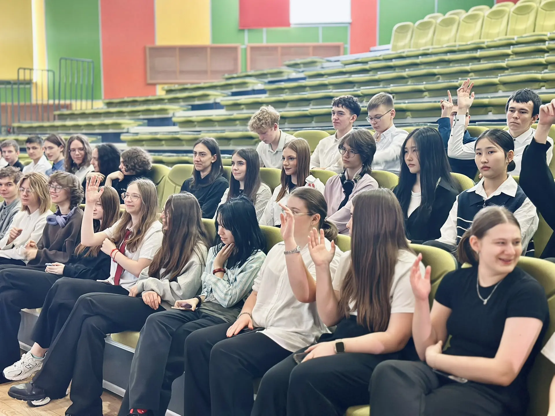 БЕЗ ГРАНИЦ 🎓  6 марта в нашей школе прошла встреча девятиклассников с амбассадорами московских колле