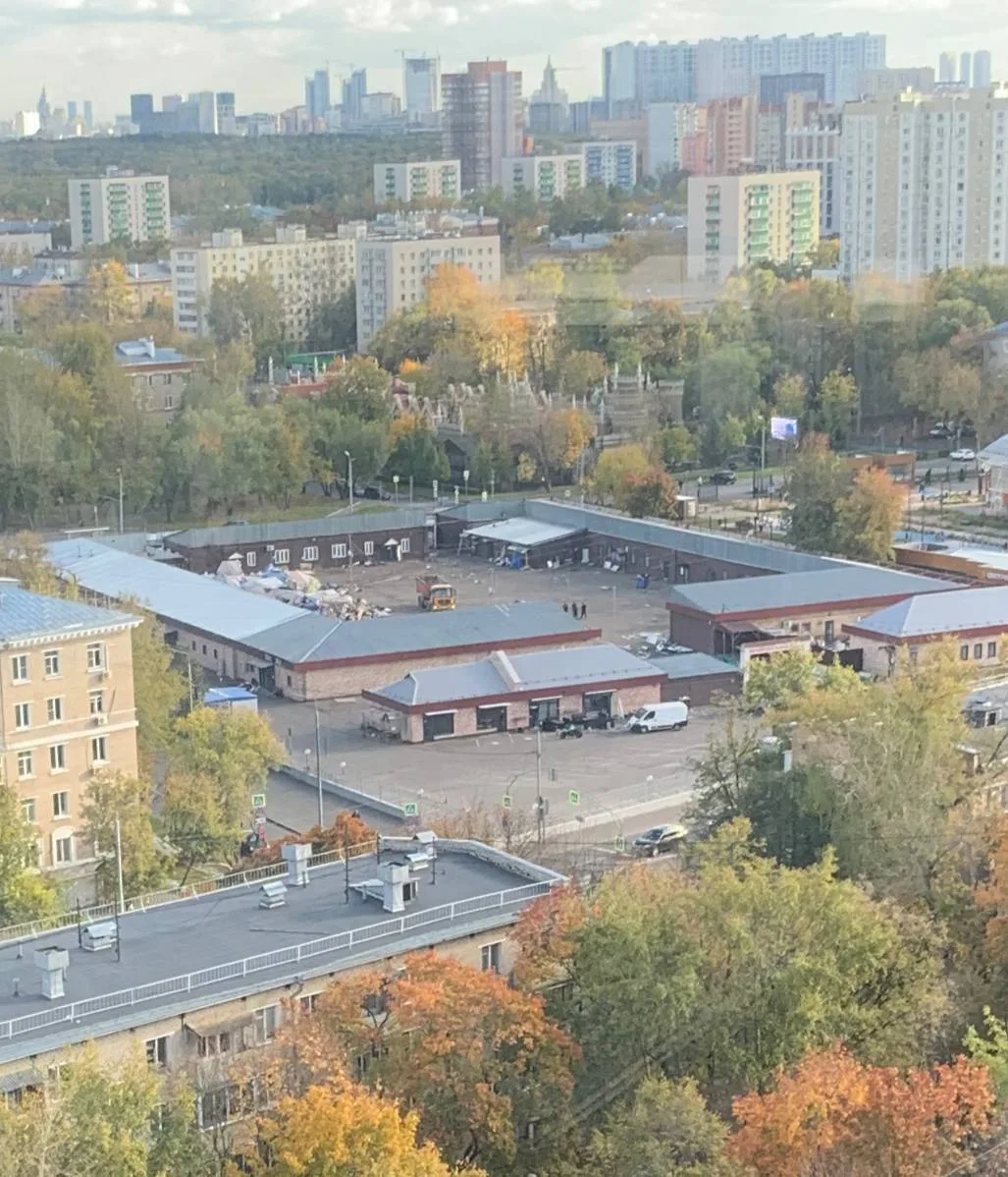 Территорию Коптевского рынка расчищают. Скоро вывезут остатки бывших палаток, чтобы гот...