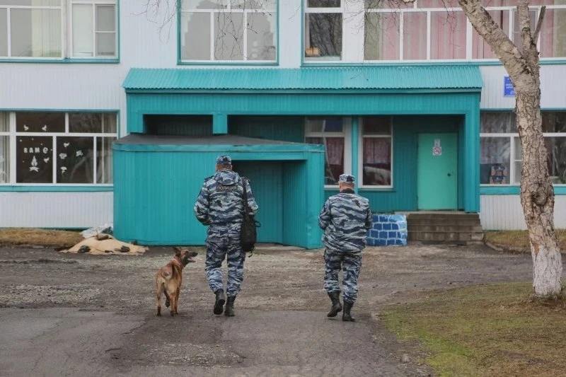 🚨 Школу №1 эвакуировали после сообщения о минировании