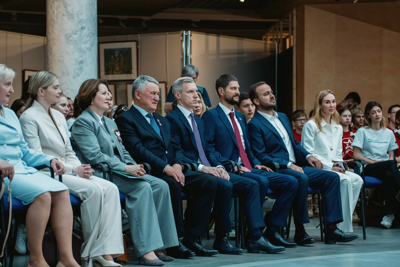 Юнармейцы Смоленска присоединились к мероприятиям «Кода непокорённых»🙌  Вместе с Волонтёрами Победы 