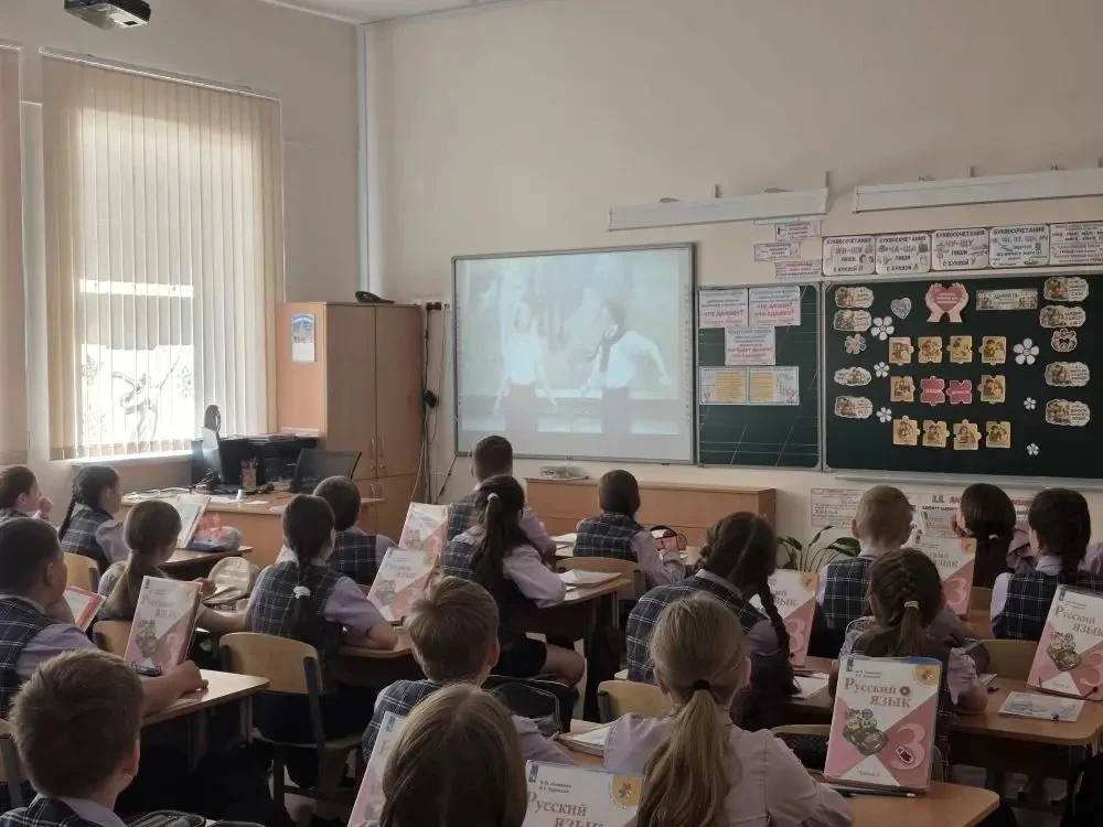 📢 Сегодня в 3"В" классе прошли «Разговоры о важном» на тему «Ценности, которые нас объединяют».  🤝 Ц