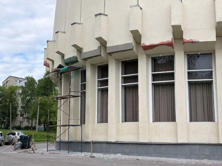 В парке имени Кирова наконец-то взялись за фасад Диорамы    Кировчане заметили, что к фасаду подступ