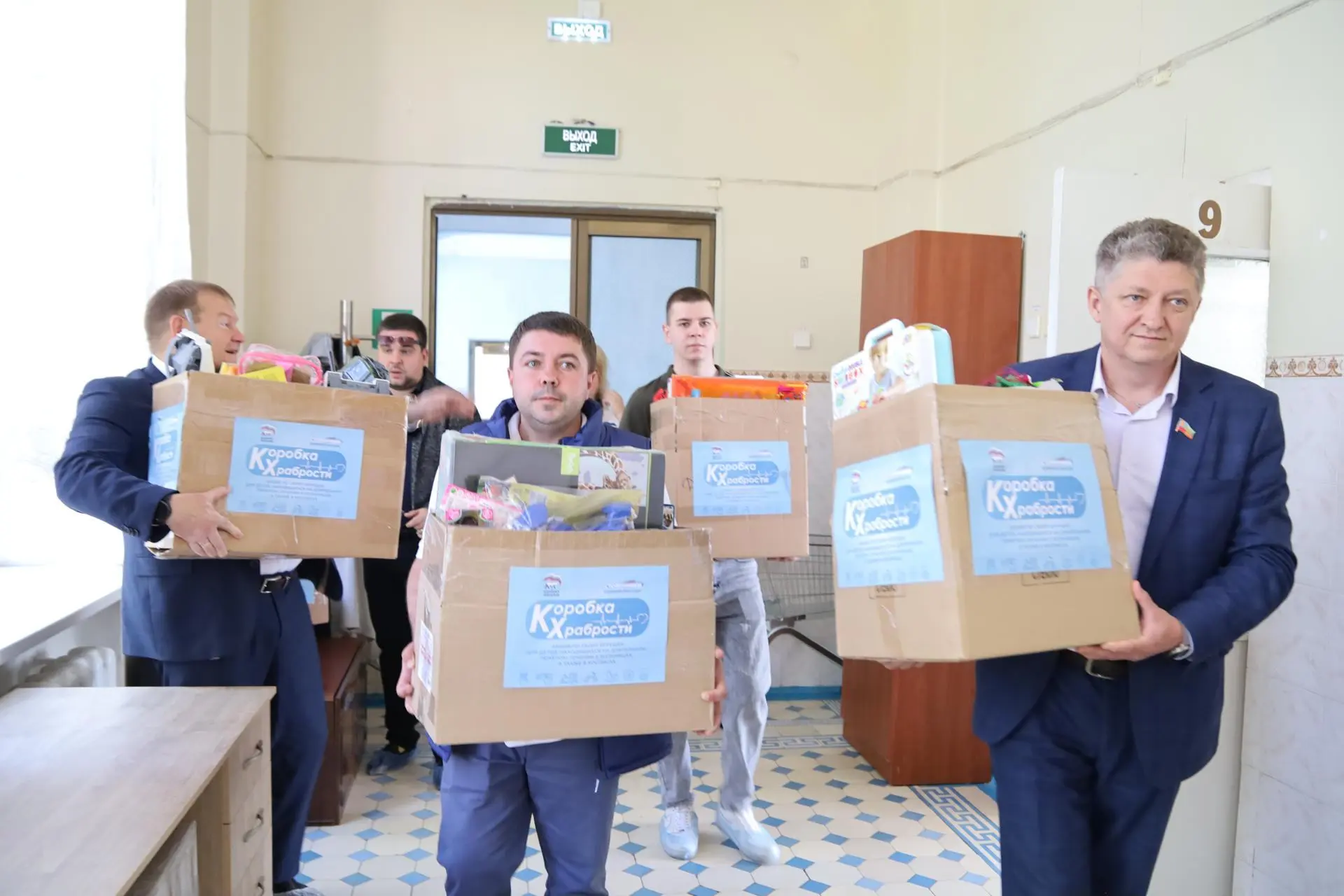 В Луганскую республиканскую детскую больницу приехала «Коробка храбрости»