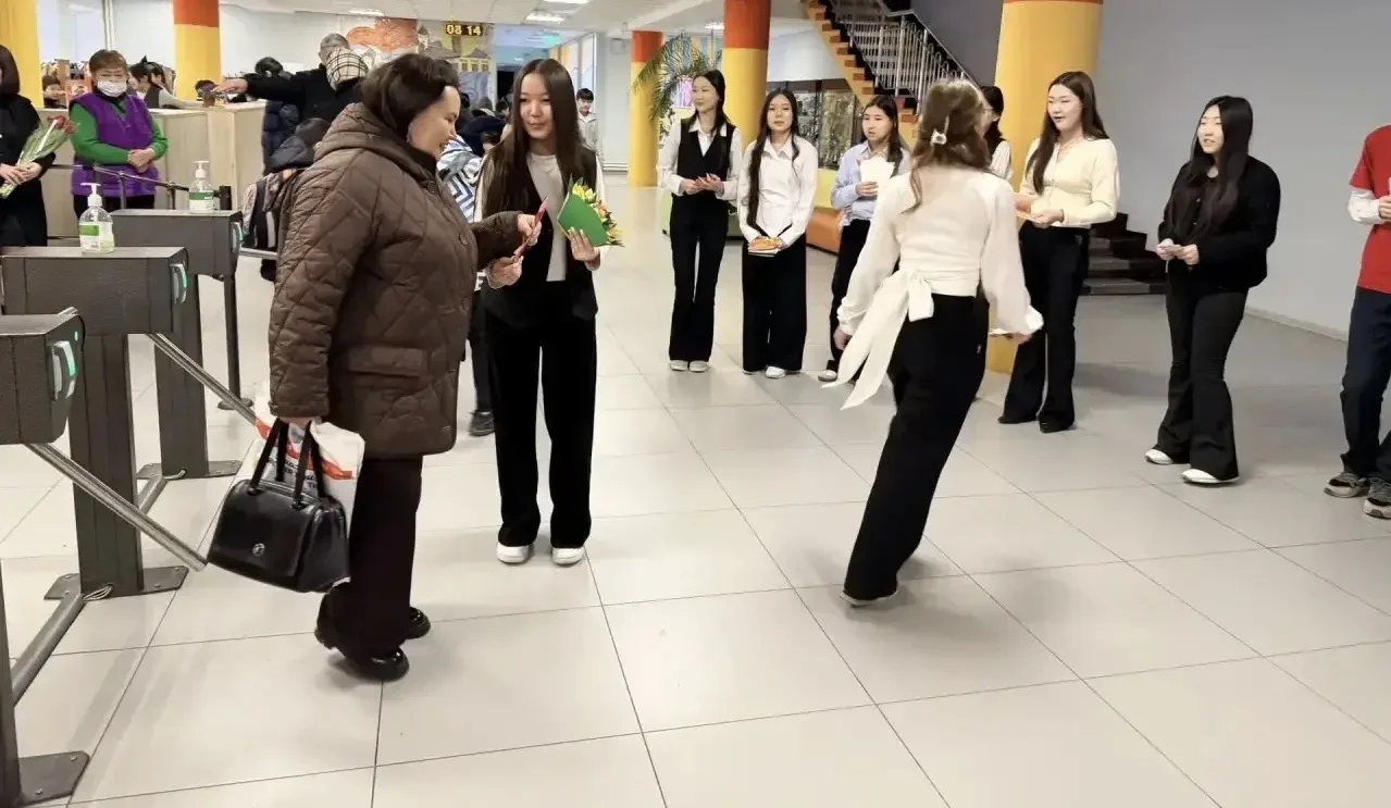 🌸Сегодня активисты Движения первых у входа в школу с радостью и музыкой поздравили самую нежную и кр