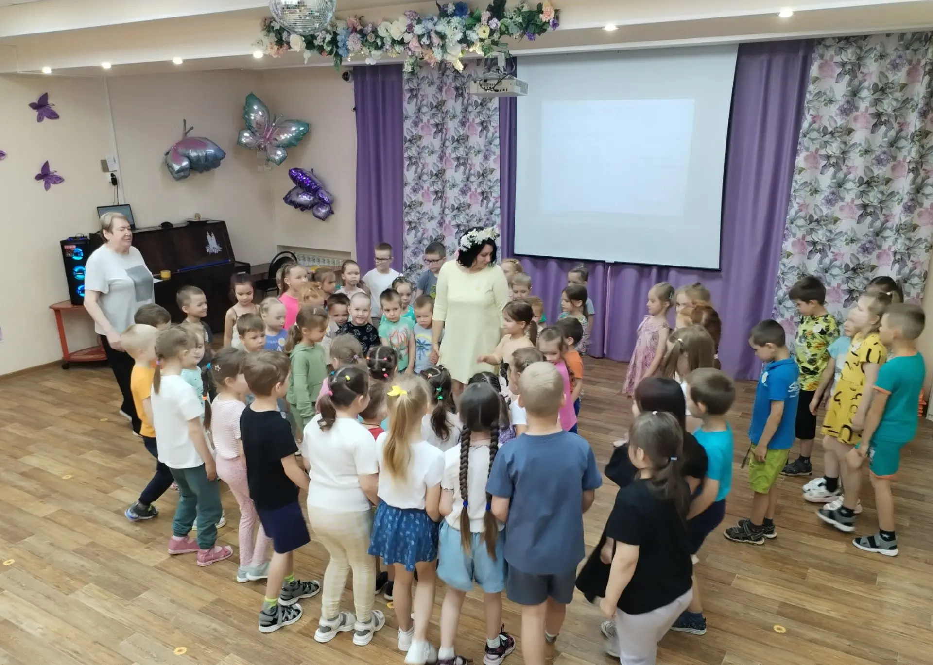 Лепестки добра и верности: как мы праздновали День семьи в детском саду! 🌼❤️

В нашем уютном садике