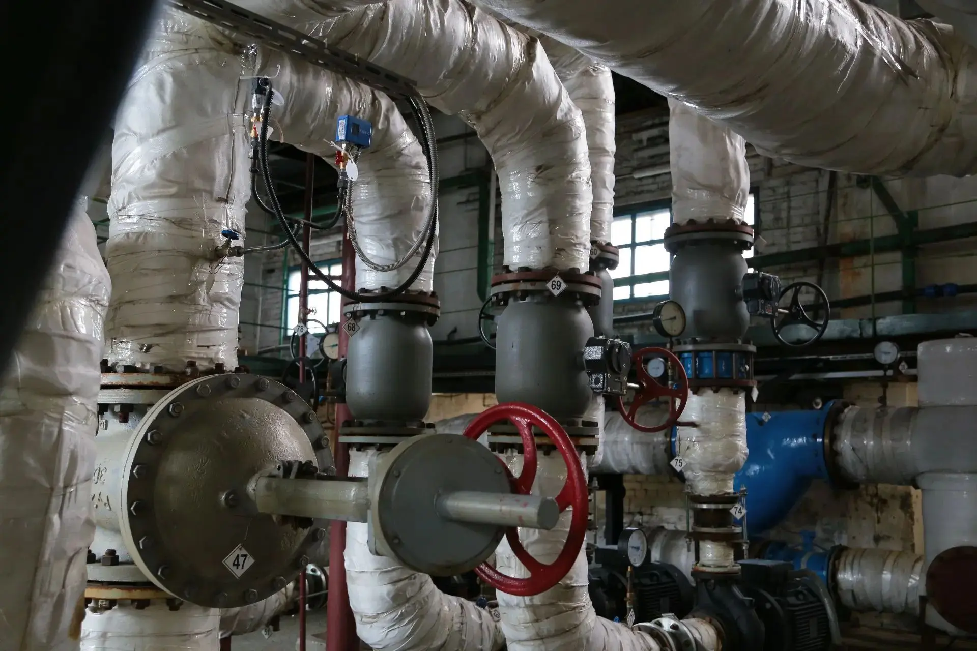 В Омске полным ходом идёт подготовка к зиме. Главное — чтобы тепло пришло в дома воврем...