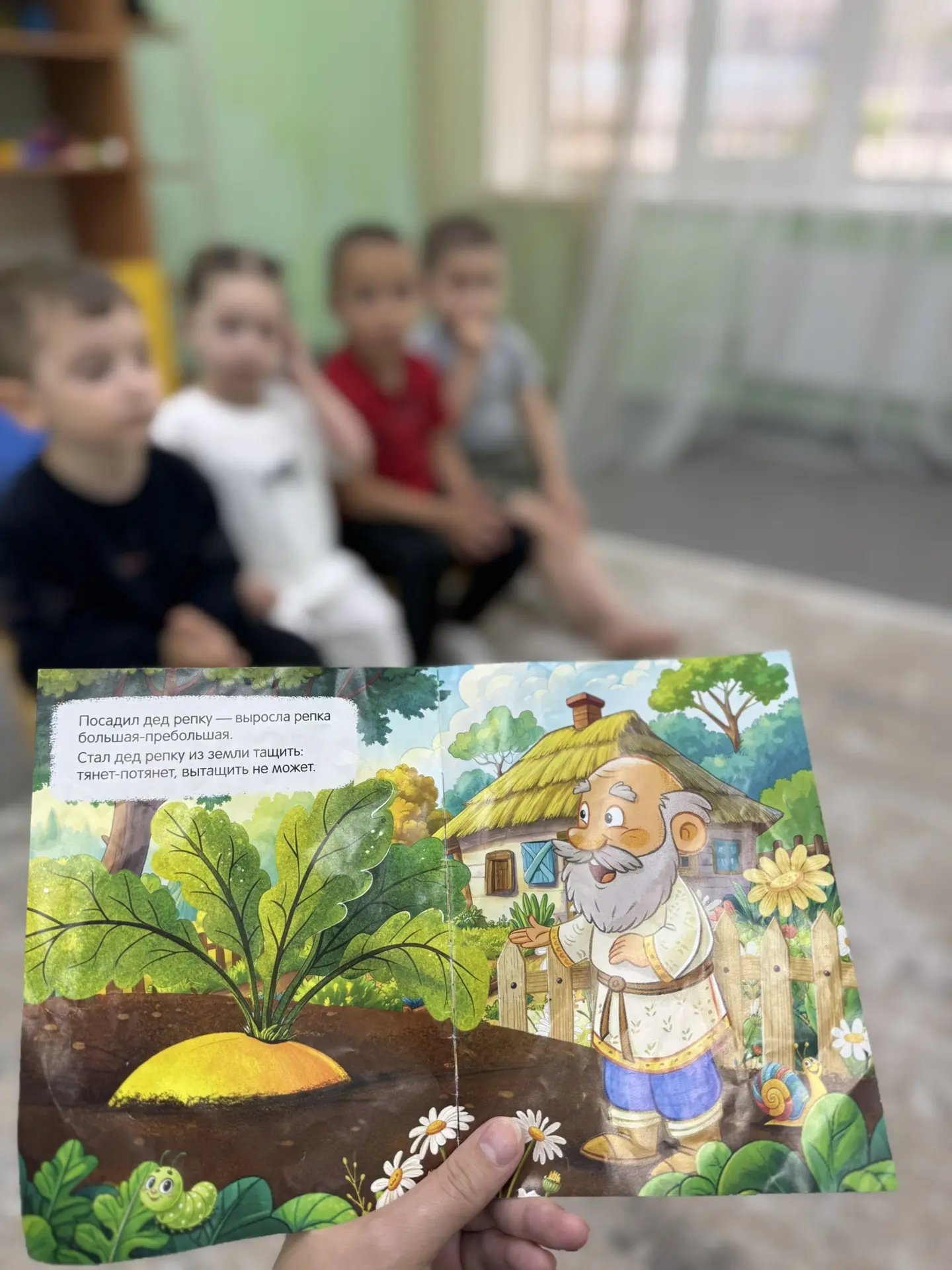 В этом возрасте дети любят простые и ритмичные народные сказки 📚🌈😍