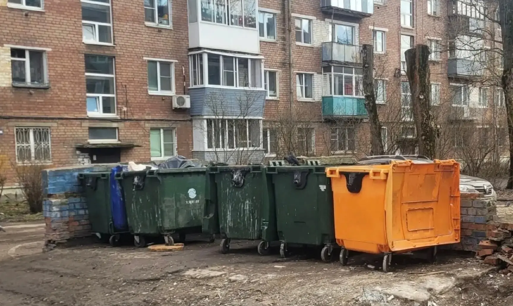 В Кировском и Ленинском районах города продолжается модернизация контейнерных площадок ...