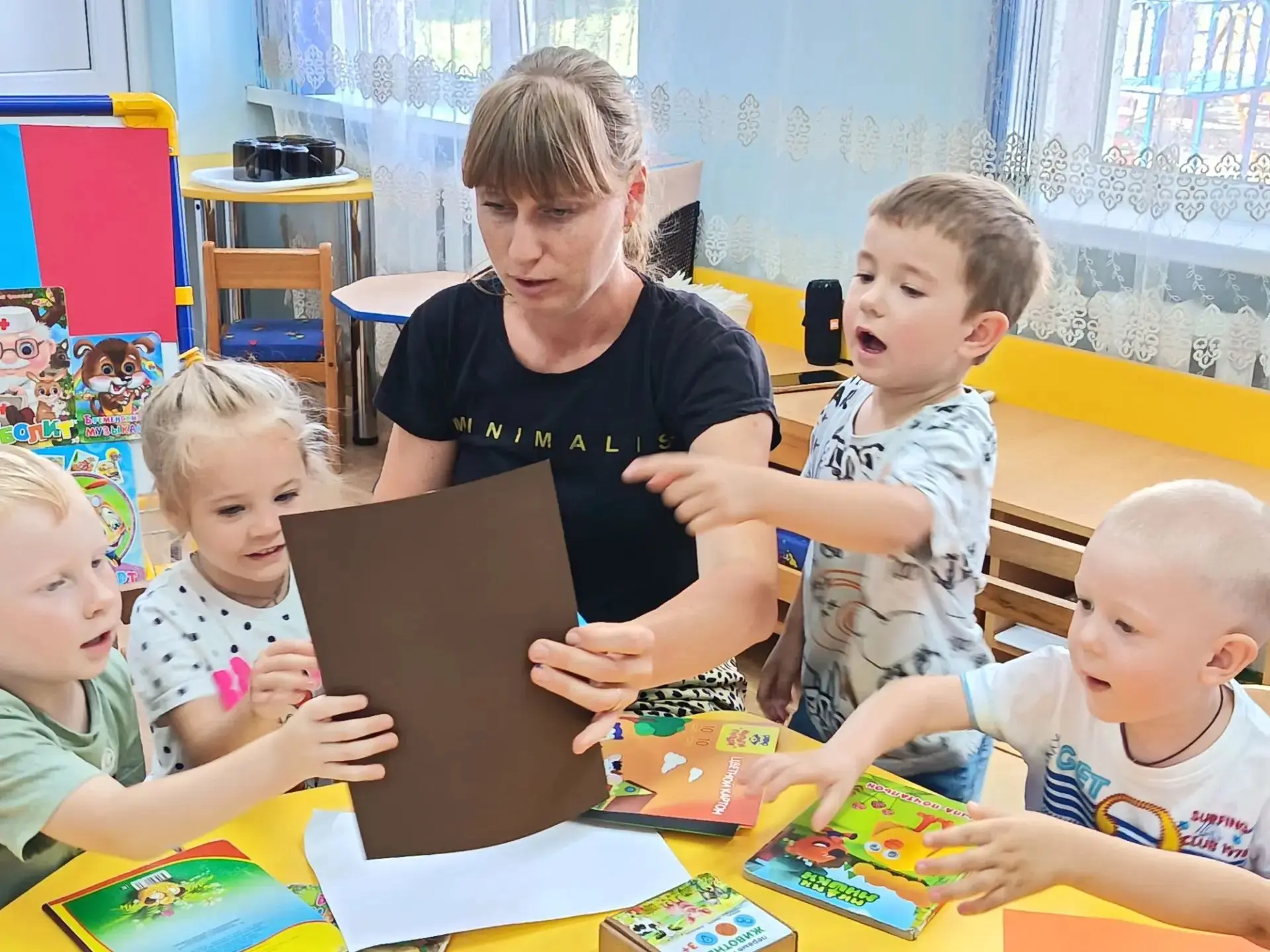 В младшей группе прошел «День бумаги», в ходе которого ребята узнали «Для чего людям ну...