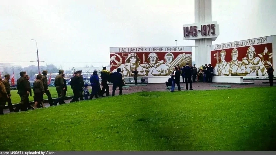 Панорама возложения венков к обелиску «30 лет Победы».