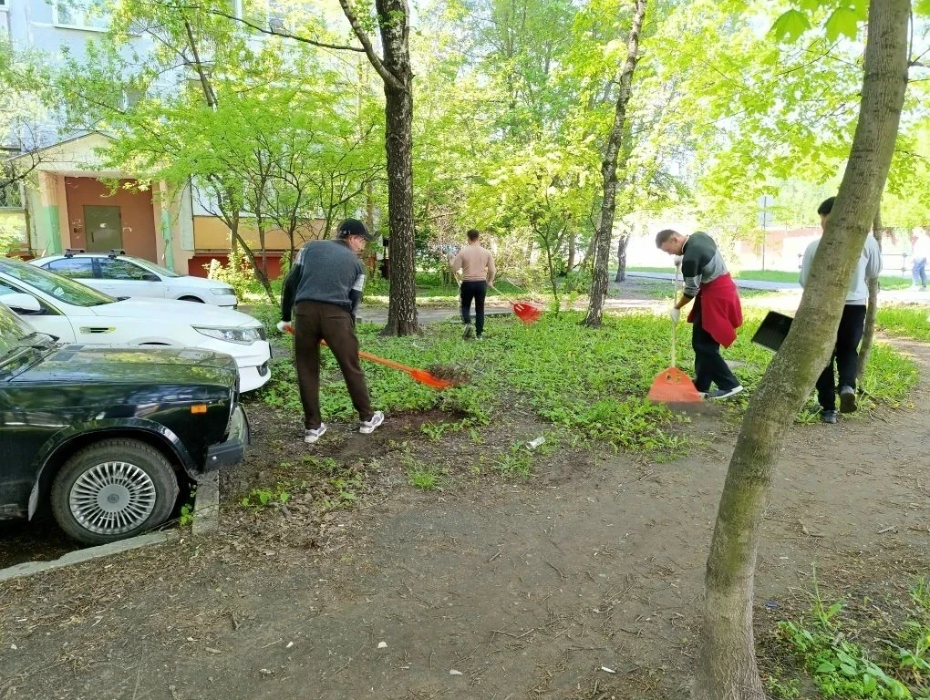 Почти 80 дворников дополнительно привлекла управляющая компания Люберец для уборки придомовых террит