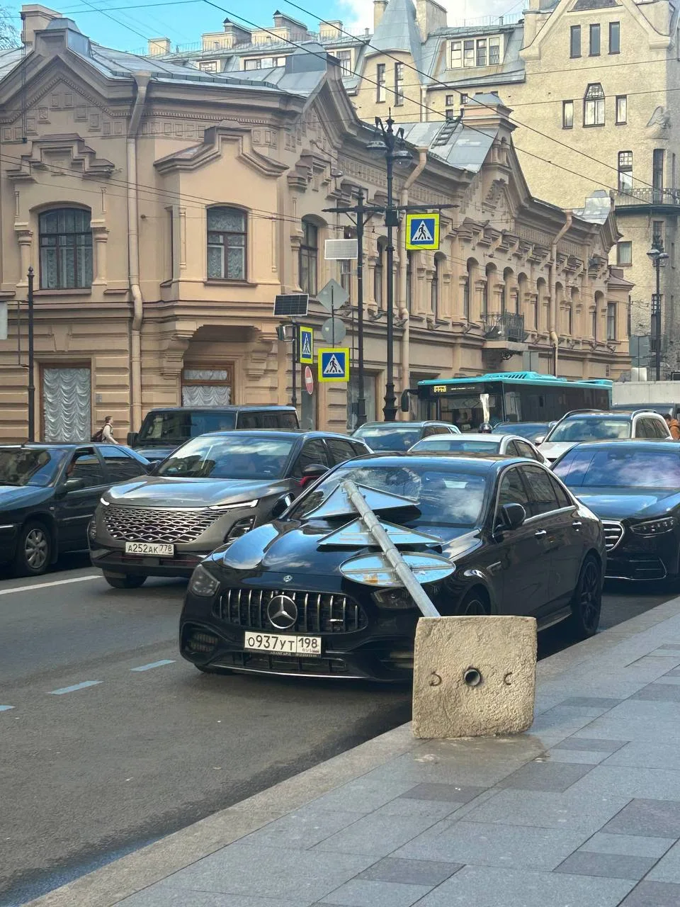 В Питере МЧС объявило штормовое предупреждение из-за сильного ветра