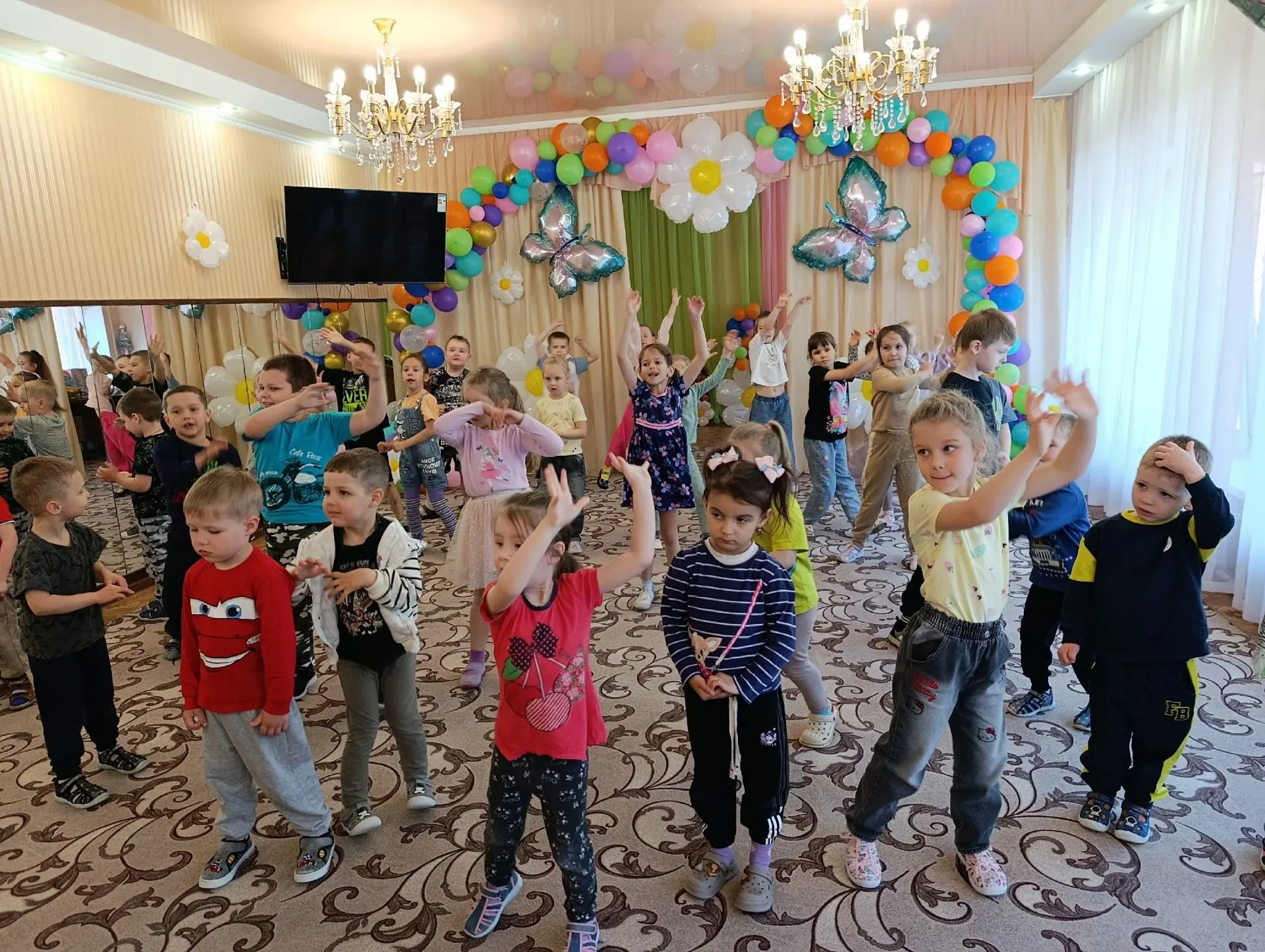 Весёлая дискотека в честь Дня защиты детей!