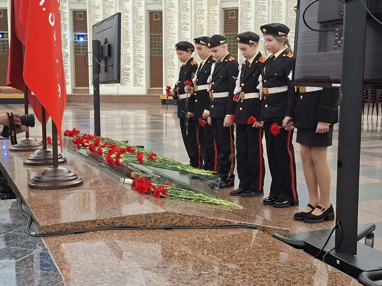 27 апреля кадеты МОУ Синьковской СОШ №1 почтили память героев в Музее Победы  Сегодняшний день стал 