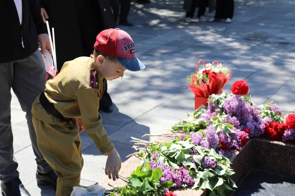 «Нет в России семьи такой, где б не памятен был свой герой…»  Тысячи жителей Черкесска почтили памят