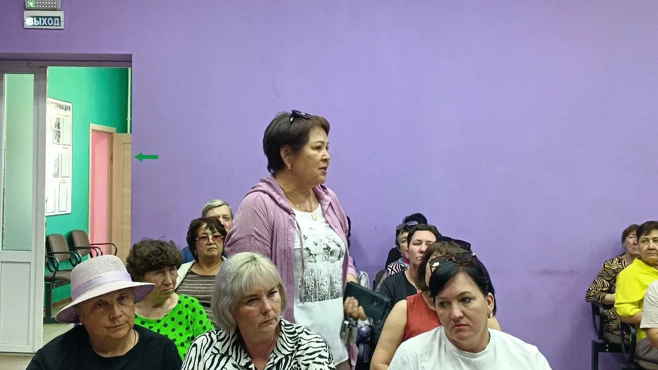 В селе Цветное состоялась встреча представителей региональной и районной власти с местными жителями 