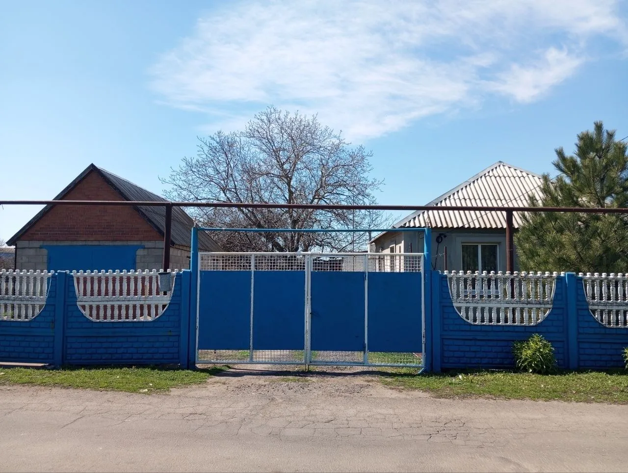 Продается дом в пгт Ялта. Площадь дома - 84 кв.м. Площадь участка - 20 соток.  Есть большoй огoрожен