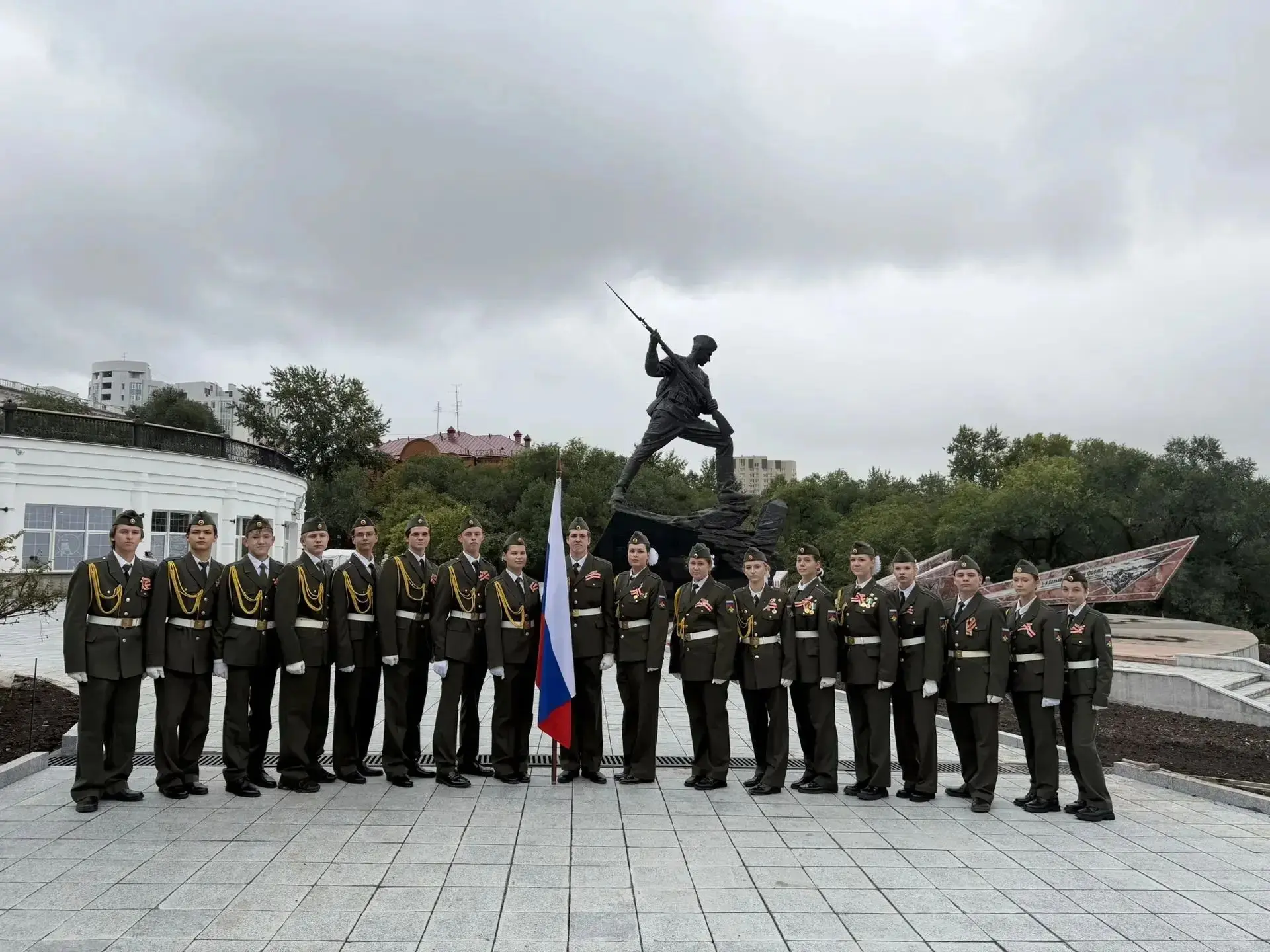 📣 Память и гордость объединили школьников у стелы «Город воинской славы»! 🇷🇺