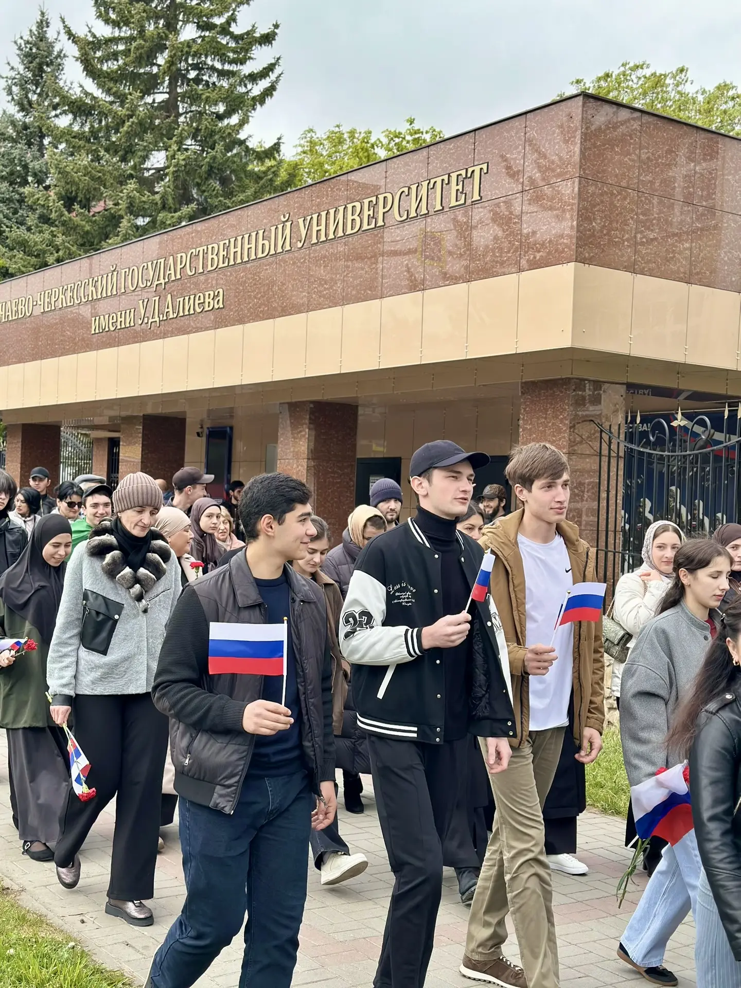 Коллектив КЧГУ во главе с и.о.ректора Умаром Узденовым принял участие в митинге, посвященном Дню воз