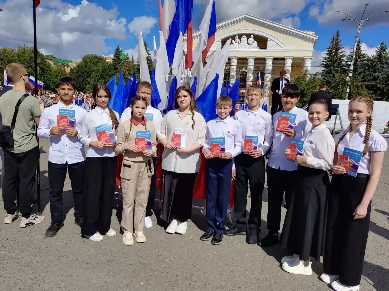 🤝 Гордость за будущее: юные йошкаролинцы получили паспорта в День флага