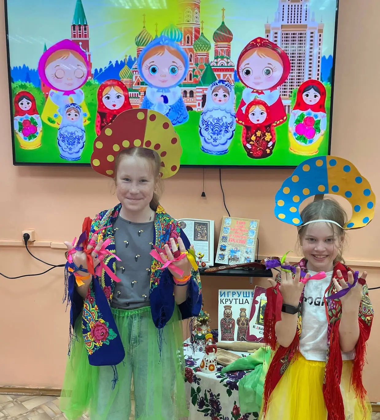 Россия — это огромная страна с богатой культурой. Её народ славится народными художественными промыс