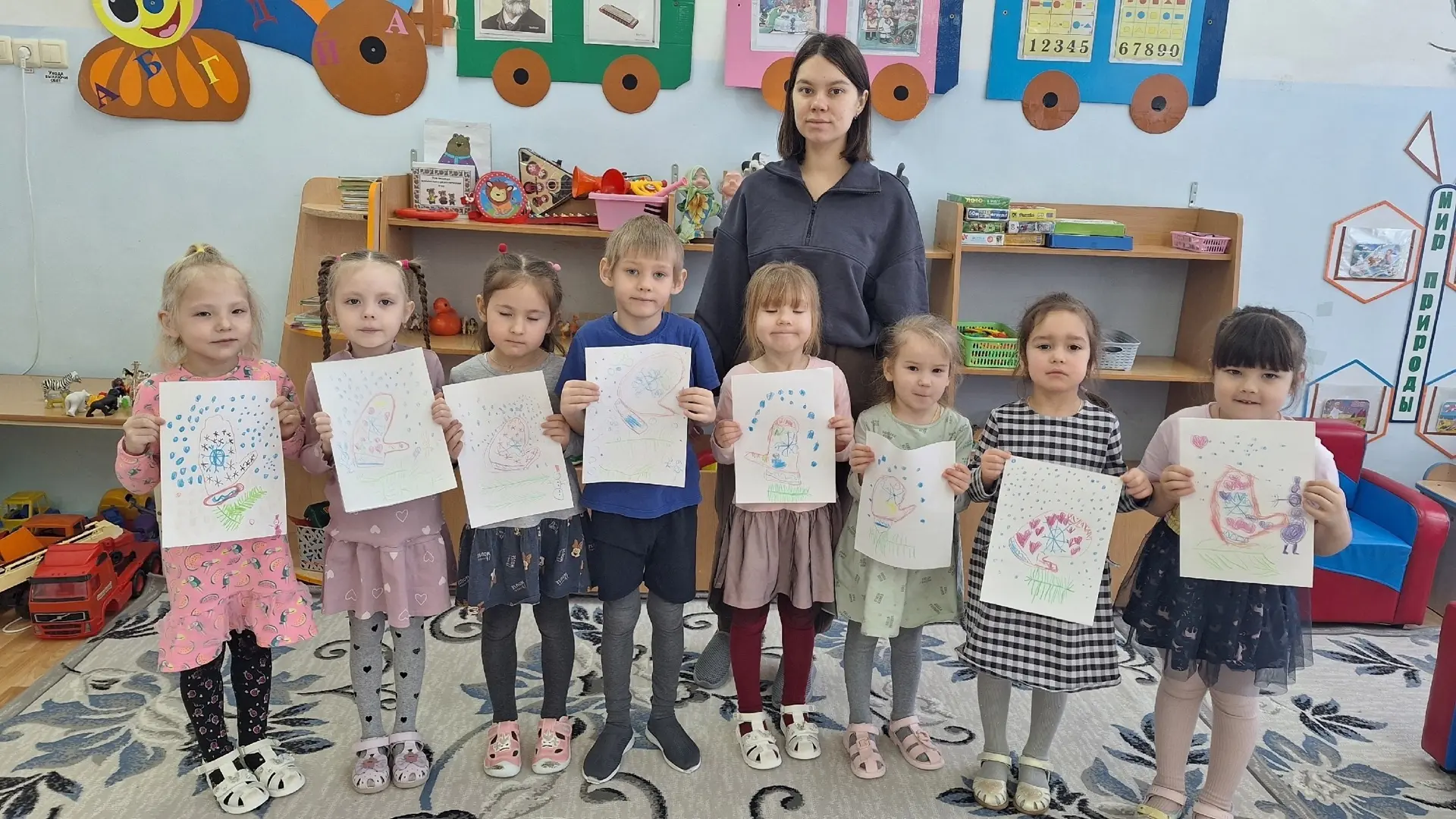 Яркие краски и волшебные узоры на рукавичках в детском саду "Радуга"! 🌈

Сегодня в детском саду цар